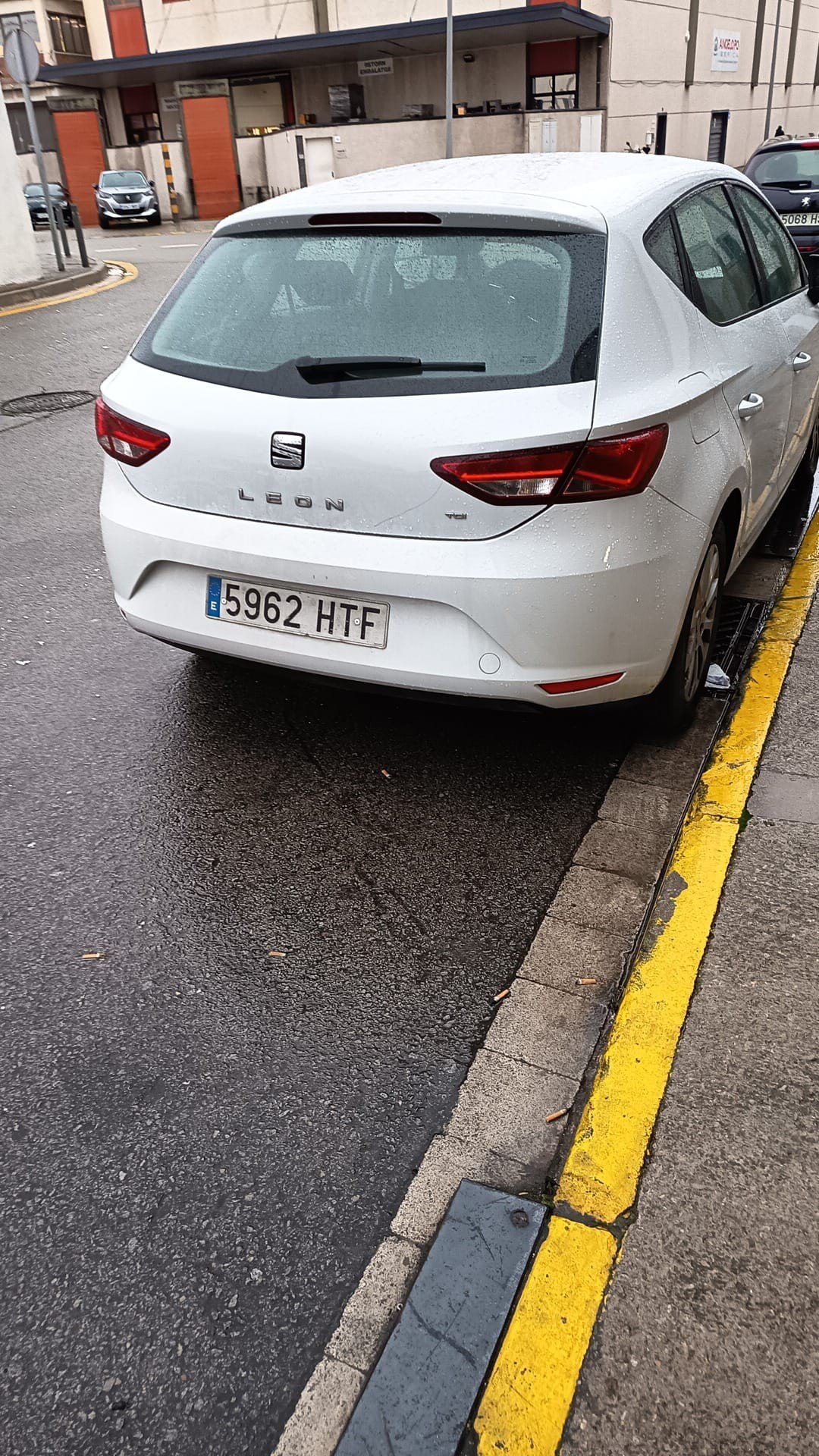 Numer rejestracyjny 5962HTF posiada SEAT LEON