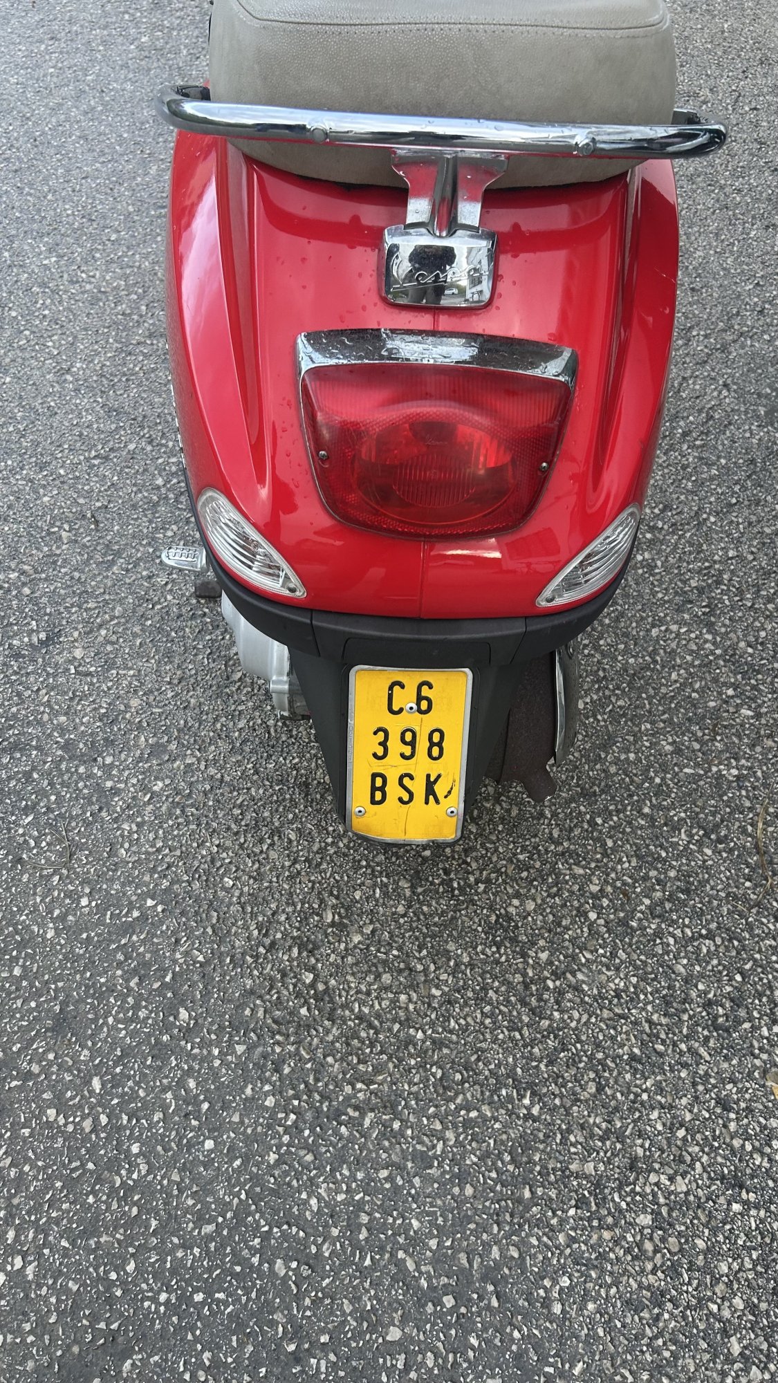 Numer rejestracyjny C6398BSK posiada Vespa 