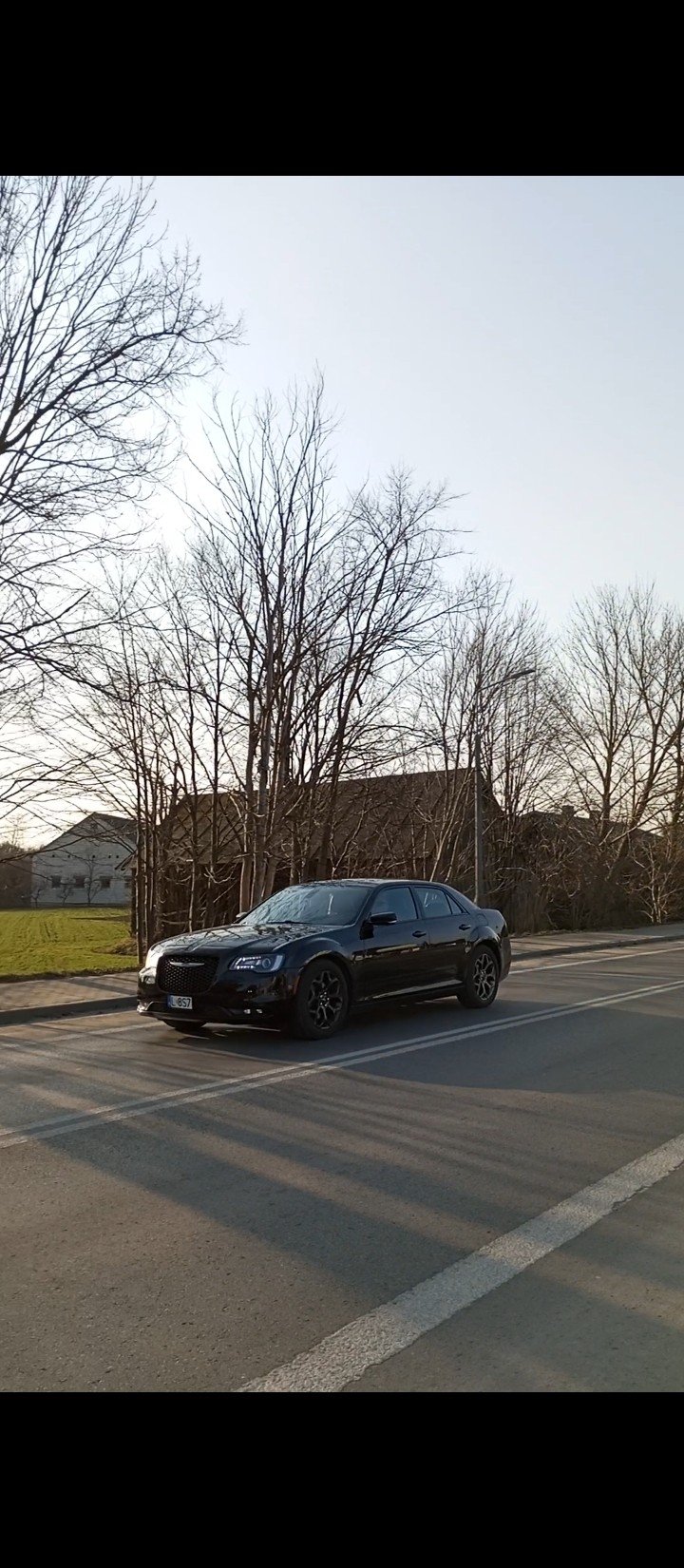 Numer rejestracyjny 857 posiada Chrysler 300