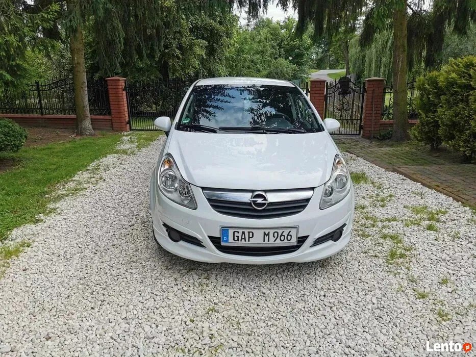 Numer rejestracyjny GAPM966 posiada Opel 