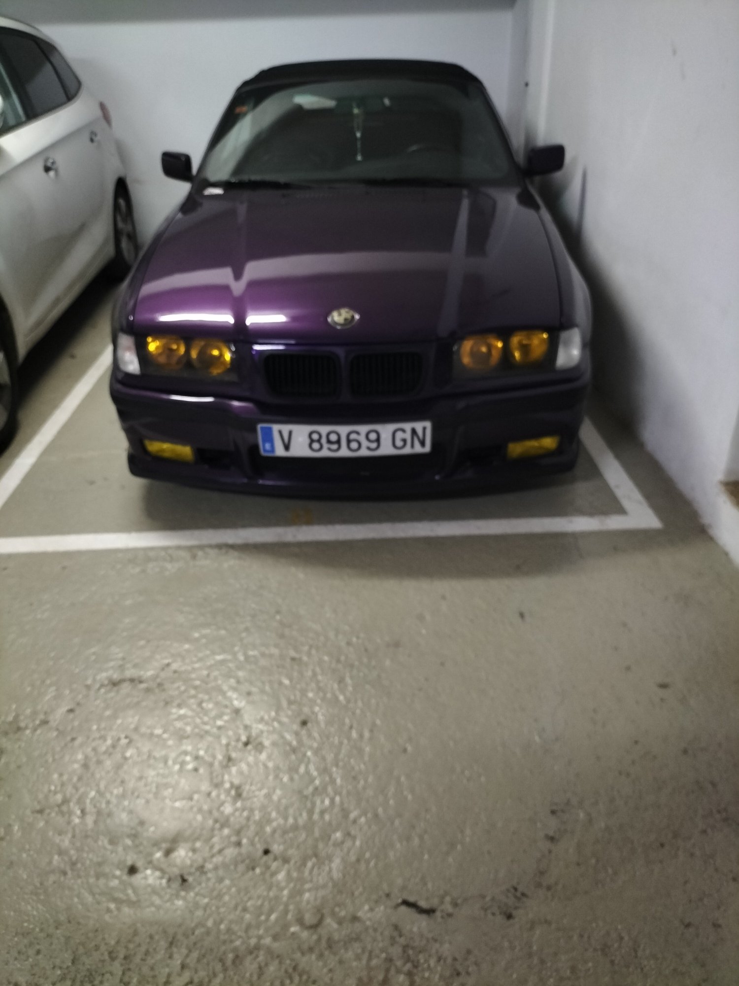 Numer rejestracyjny V8969GN posiada BMW SERIE 3