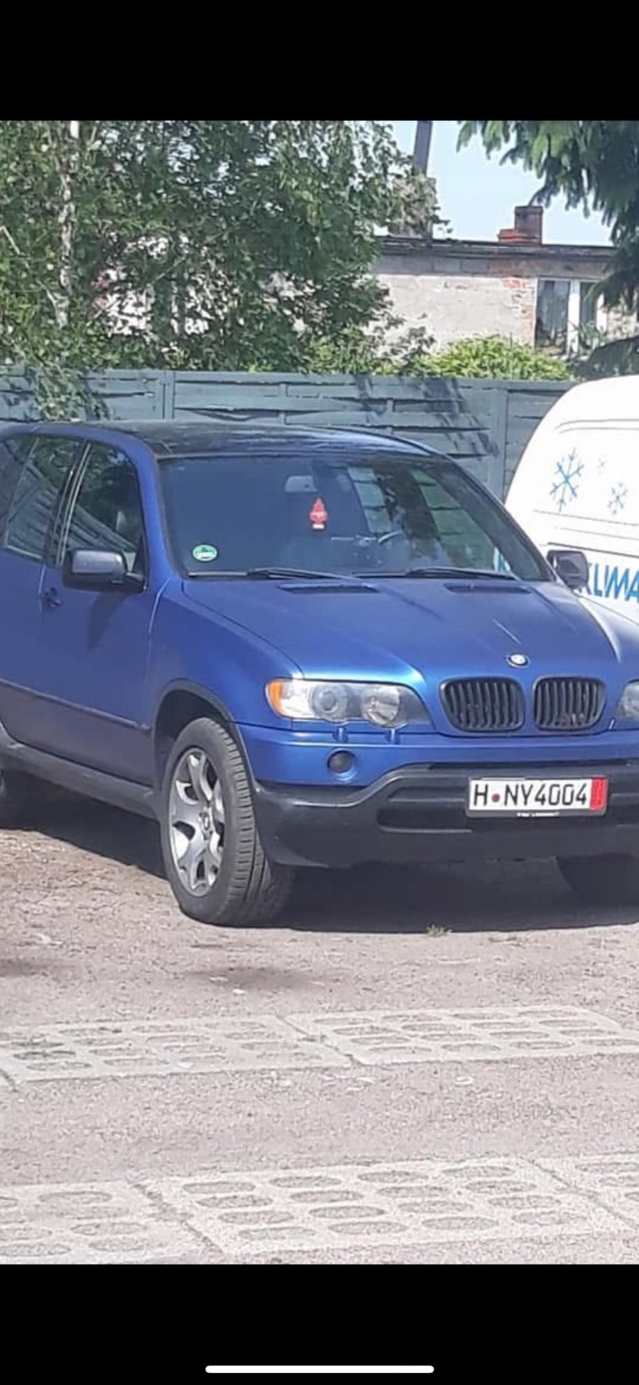 Numer rejestracyjny HNY4004 posiada BMW X5