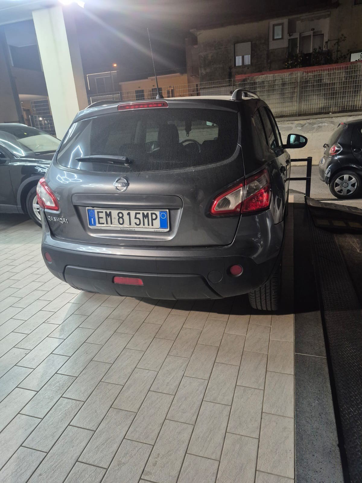 Numer rejestracyjny EM815MP posiada NISSAN Qashqai 1a serie