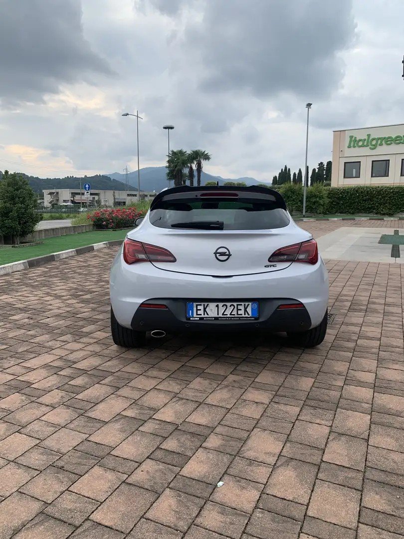 Numer rejestracyjny EK122EK posiada OPEL Astra 4a serie Astra GTC 2.0 CDTI 165CV SeS 3P Cosmo S (121 kw)