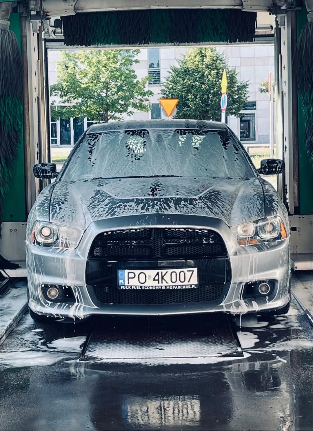 To jest e żaden karavan jak widać tylko charger srt8 i nie 3.6 V6 tylko 6.4 v8 i ma 492km