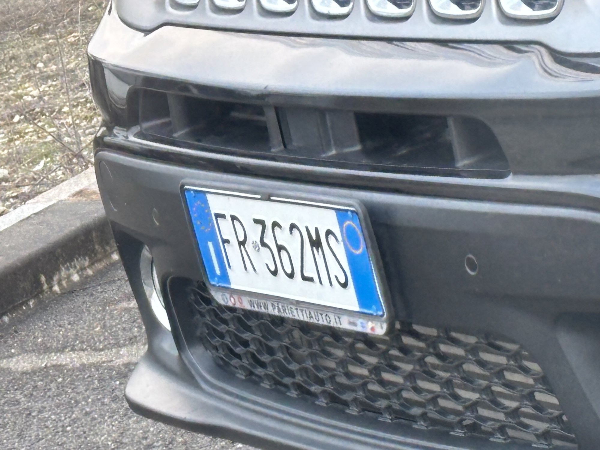 Numer rejestracyjny FR362MS posiada JEEP Renegade