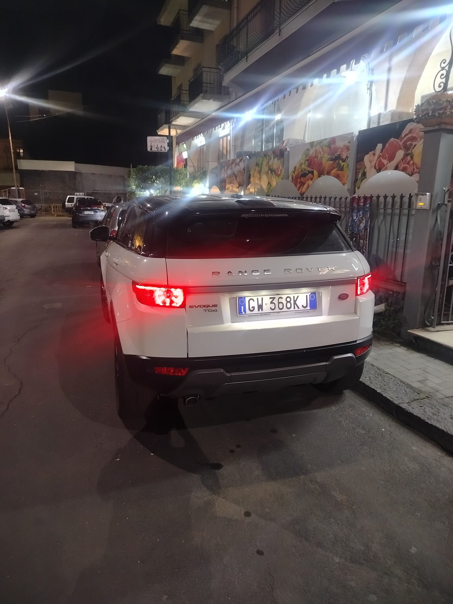 Numer rejestracyjny GW368KJ posiada LAND ROVER RR Evoque 1a serie