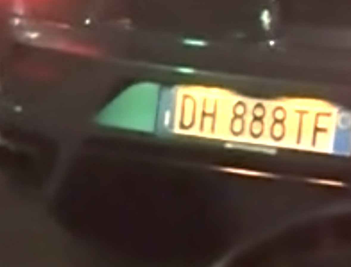 Numer rejestracyjny DH888TF posiada FERRARI F430