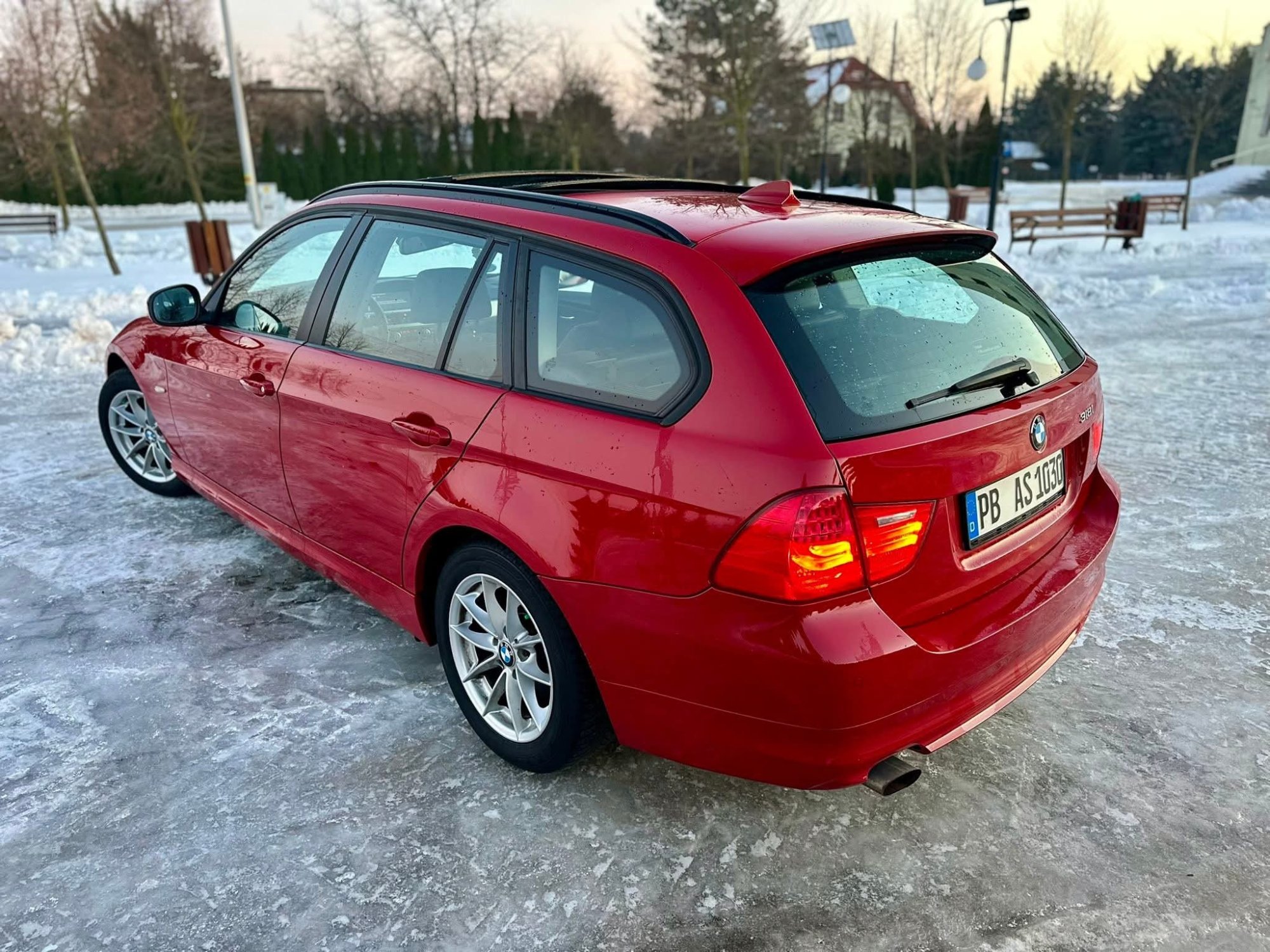Numer rejestracyjny PBAS1030 posiada BMW 3 Series