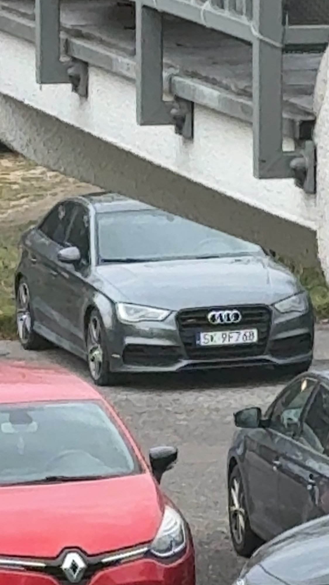 Numer rejestracyjny SX9F768 posiada Audi A3