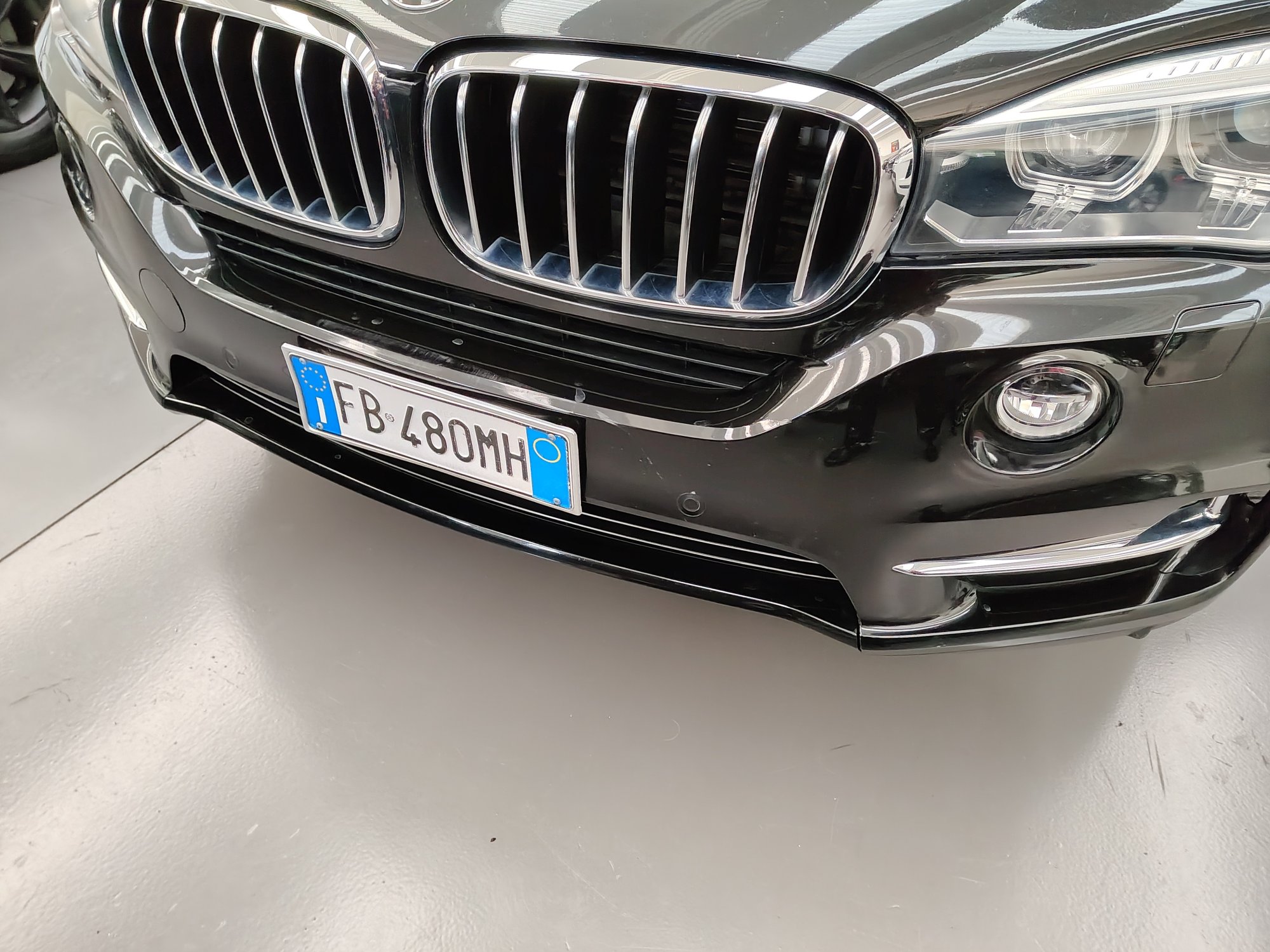 Numer rejestracyjny FB480MH posiada BMW X5