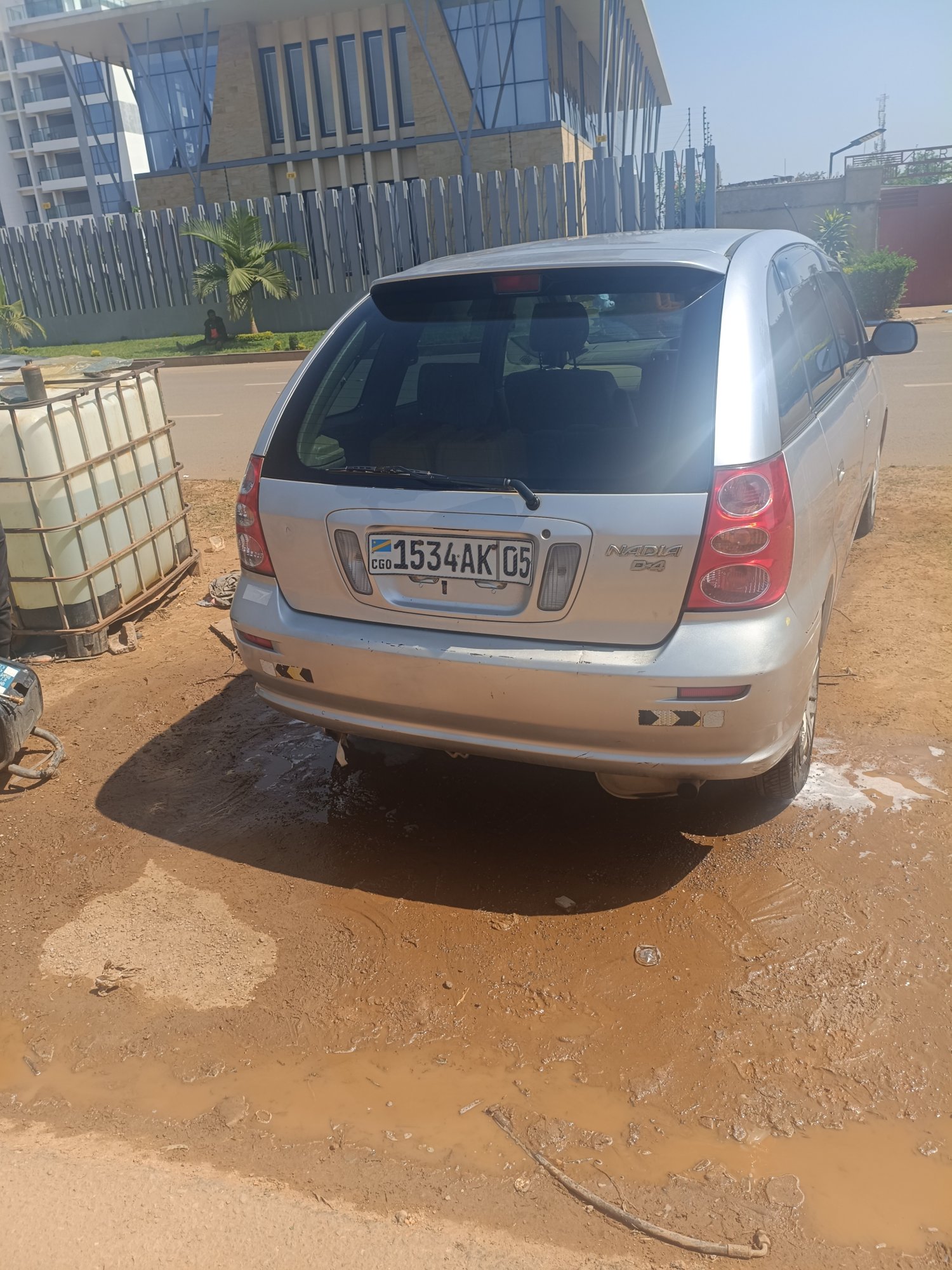 Numer rejestracyjny 1534AK05 posiada Toyota Nadia D4