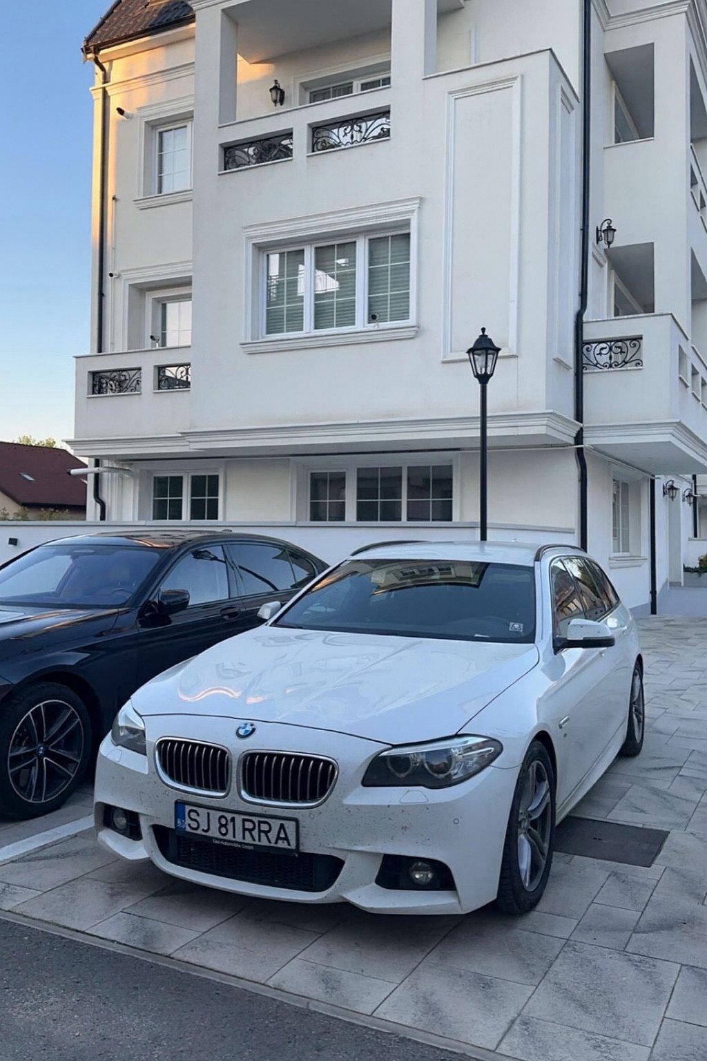 Numer rejestracyjny SJ81RRA posiada BMW 