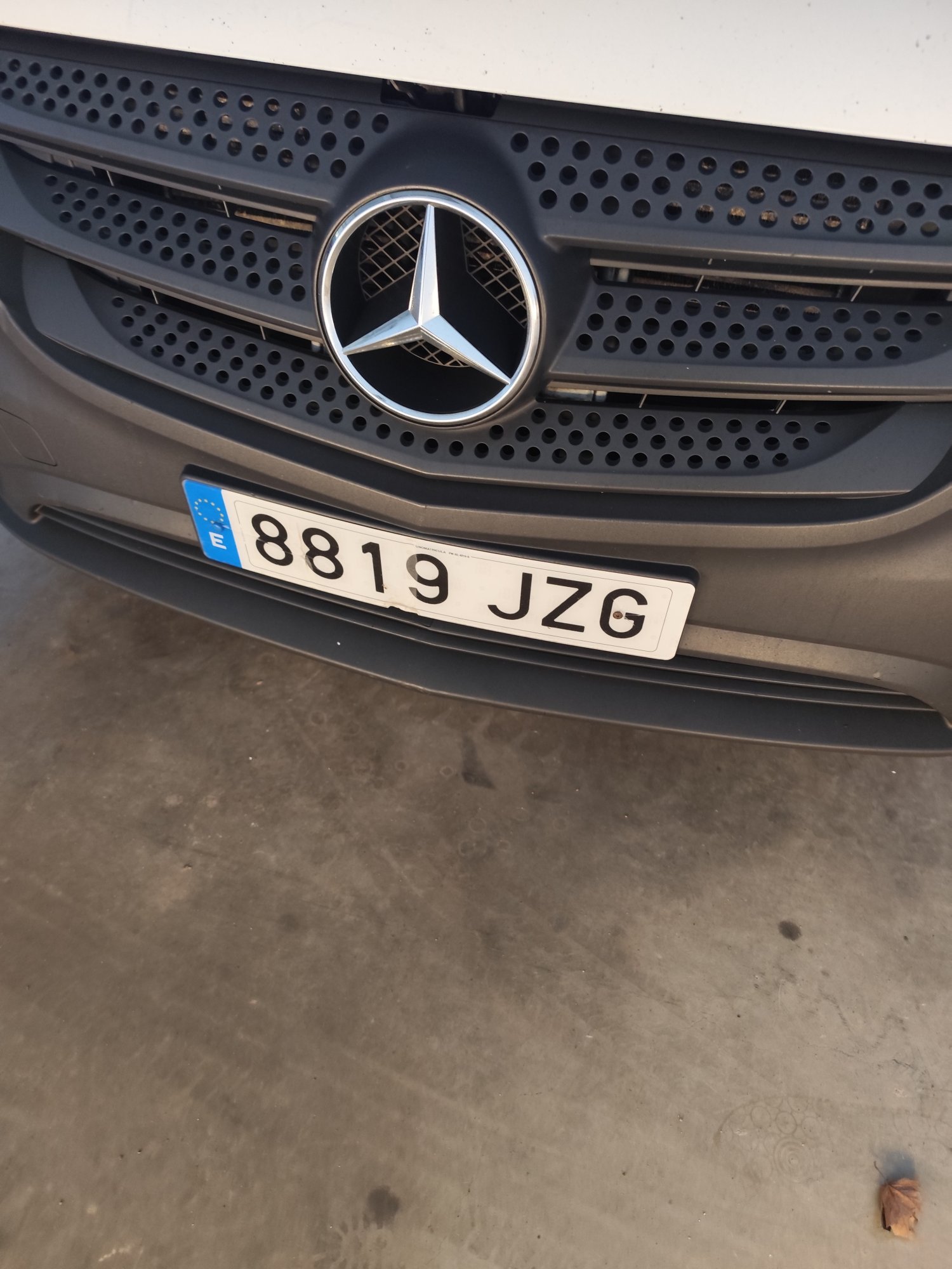 Numer rejestracyjny 8819JZG posiada MERCEDES VITO