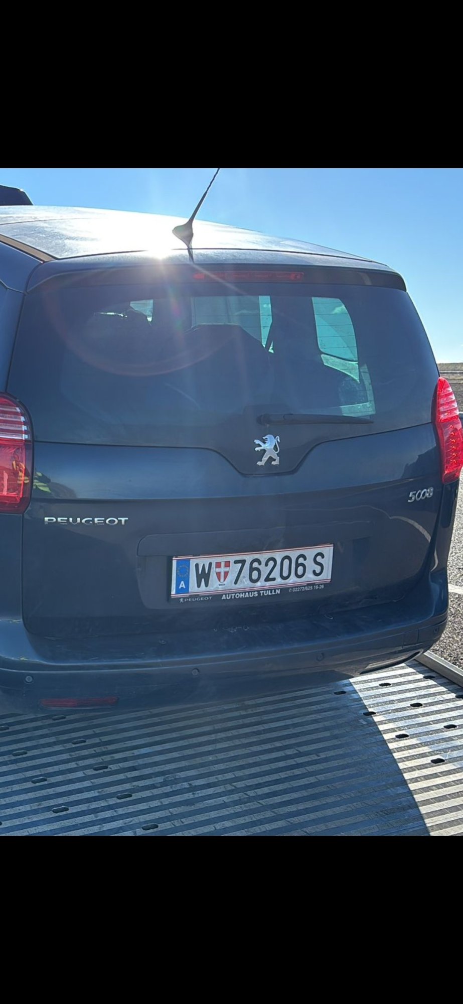 Numer rejestracyjny W76206S posiada Peugeot 5008