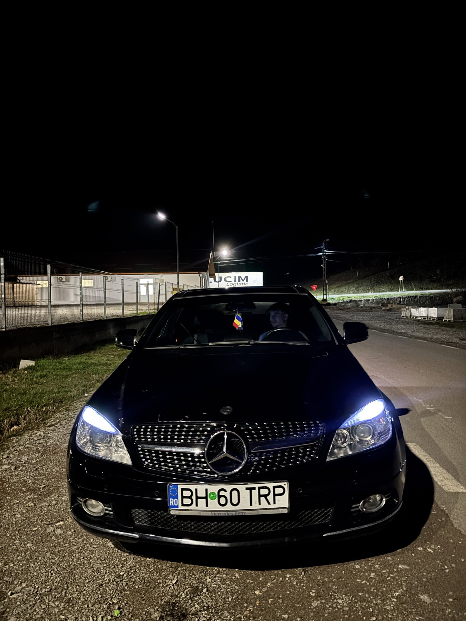 Numer rejestracyjny BH60TRP posiada Mercedes-Benz 