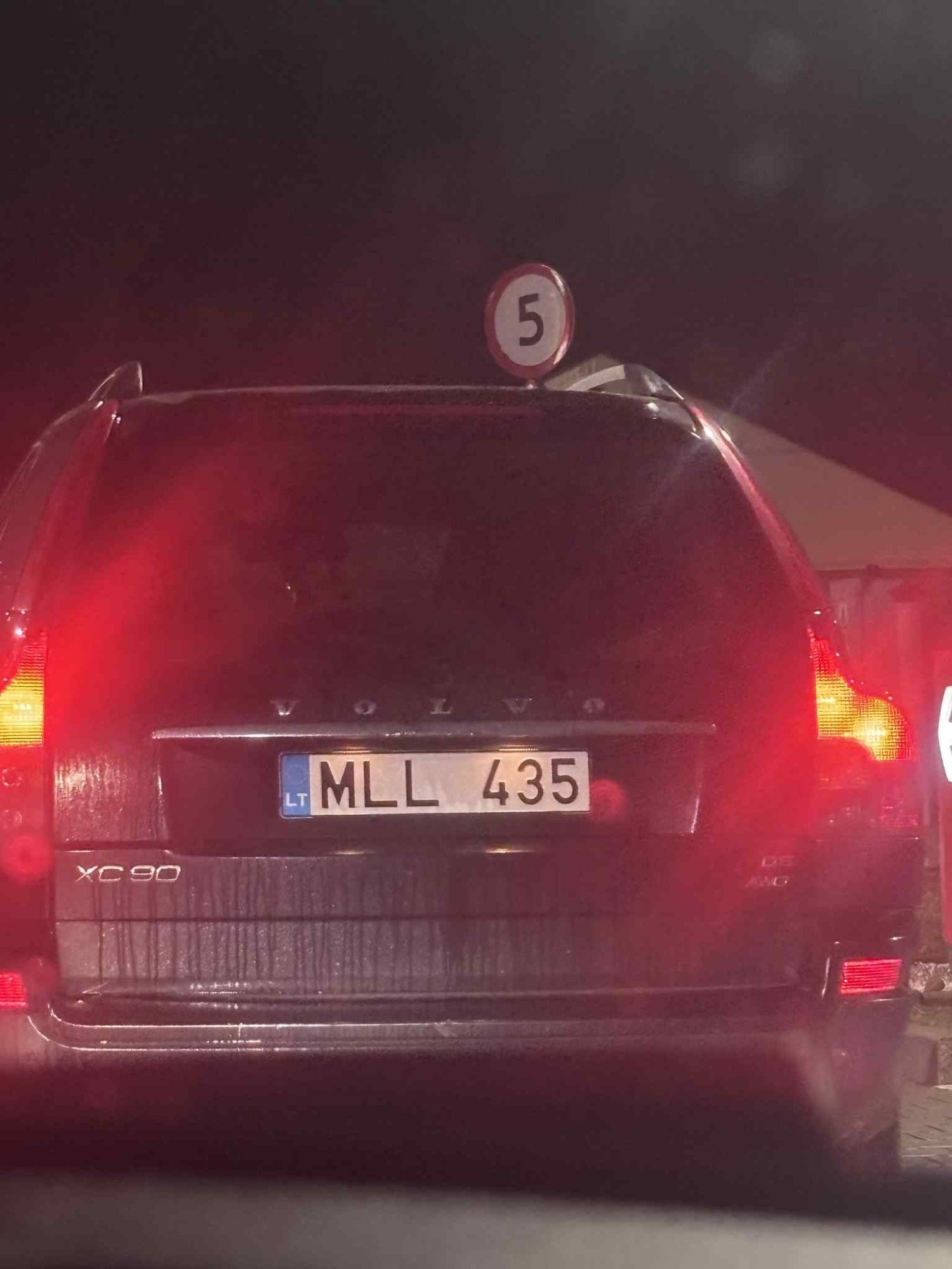 Numer rejestracyjny MLL435 posiada Volvo XC90 D5 AWD