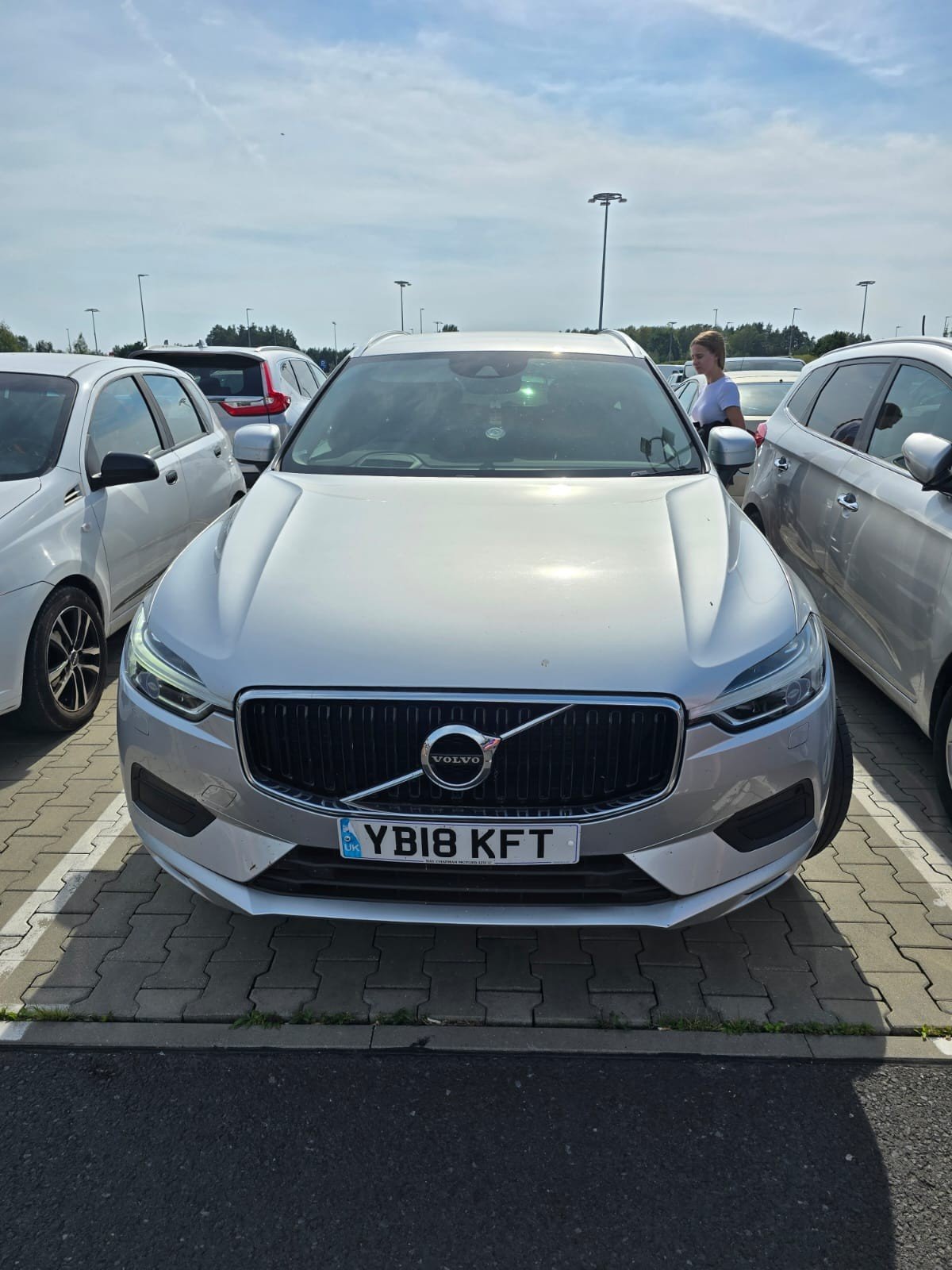 Numer rejestracyjny YB18KFT posiada Volvo XC60