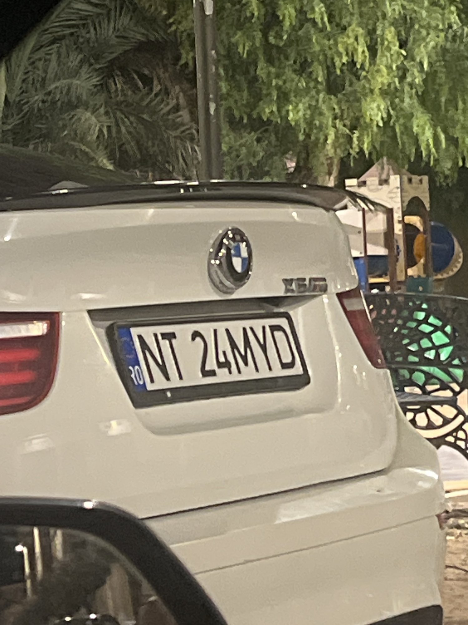 Numer rejestracyjny NT24MYD posiada BMW X6