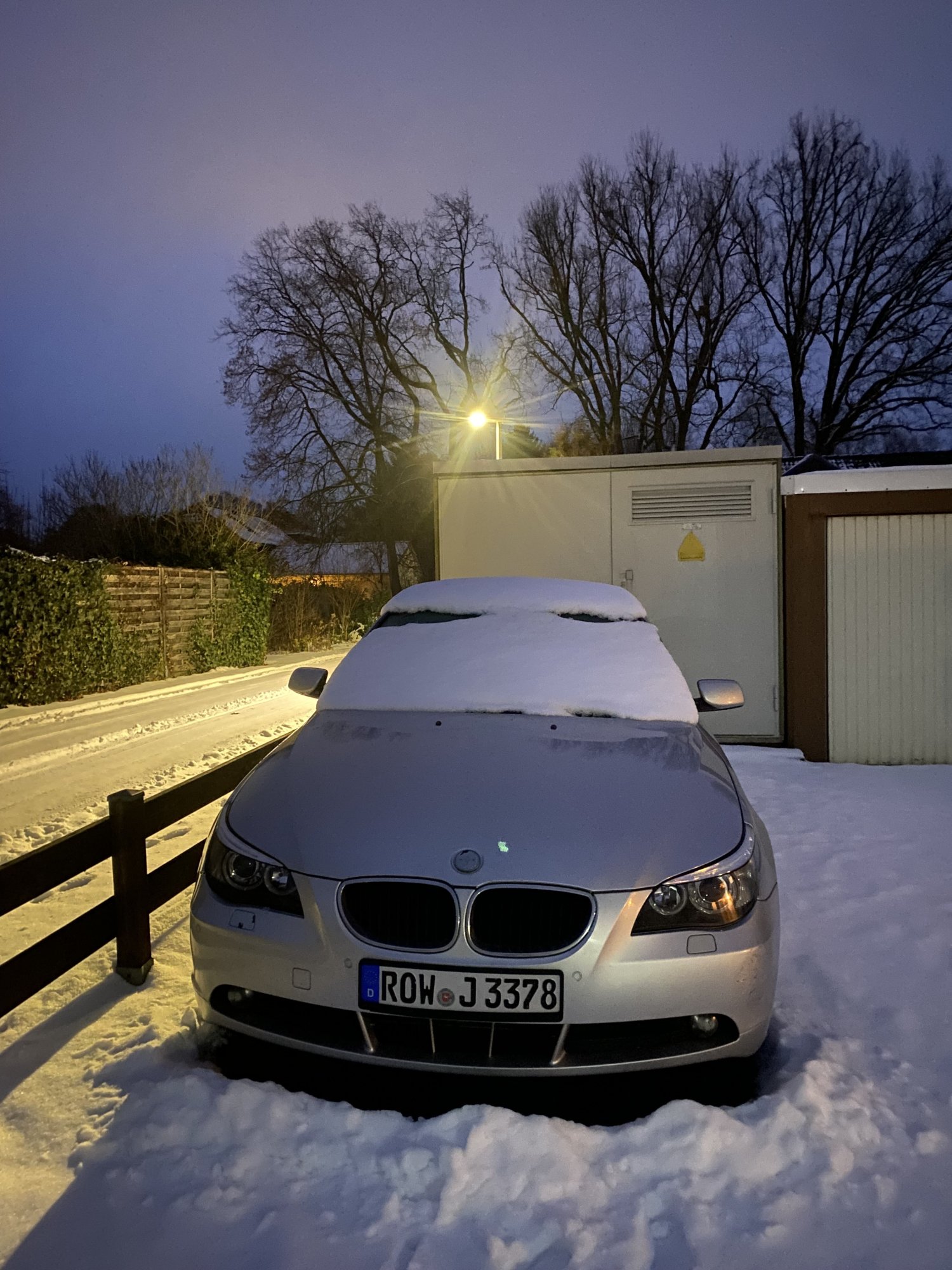 Numer rejestracyjny ROWJ3378 posiada BMW 