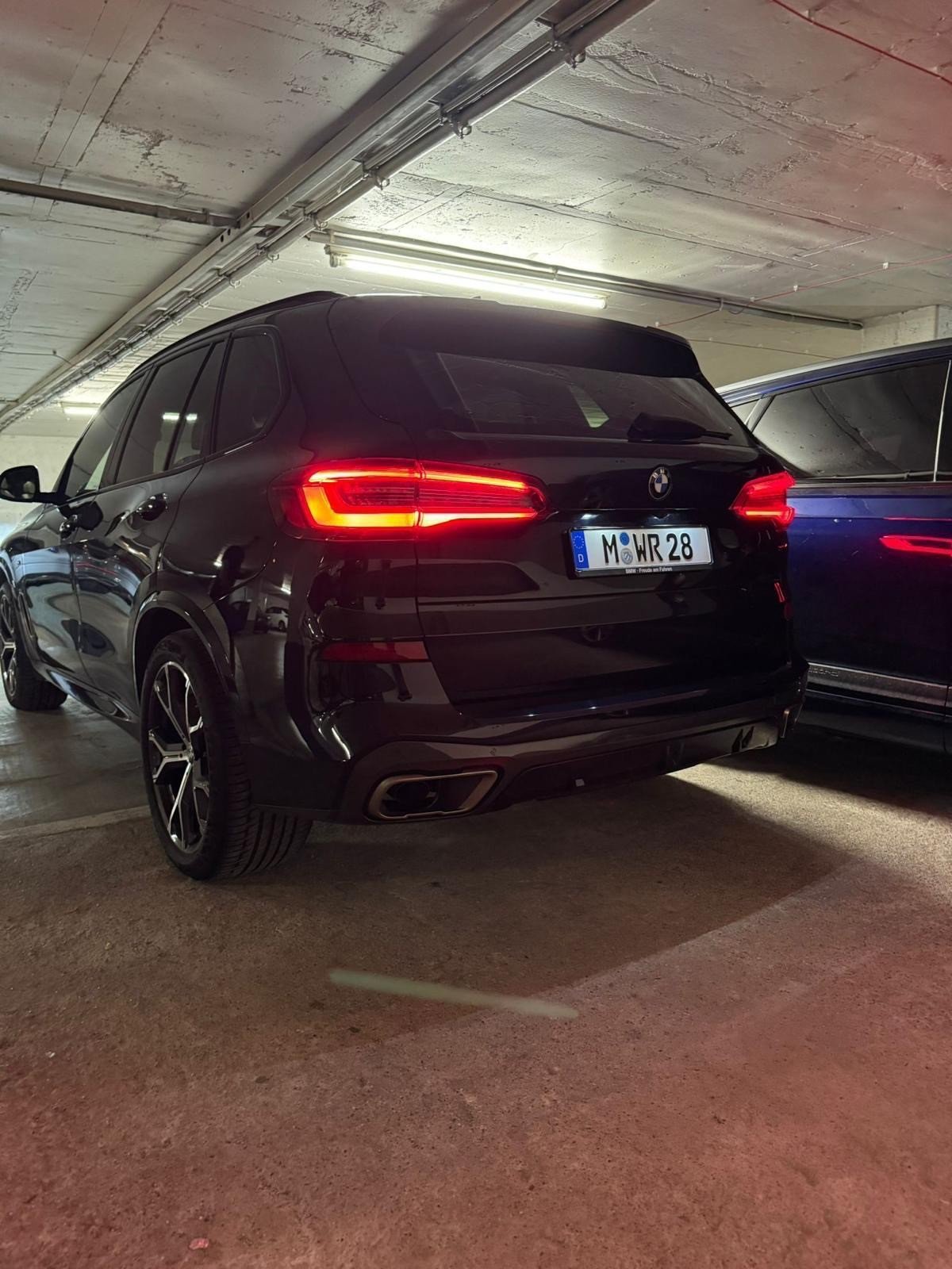 Numer rejestracyjny MWR28 posiada BMW 