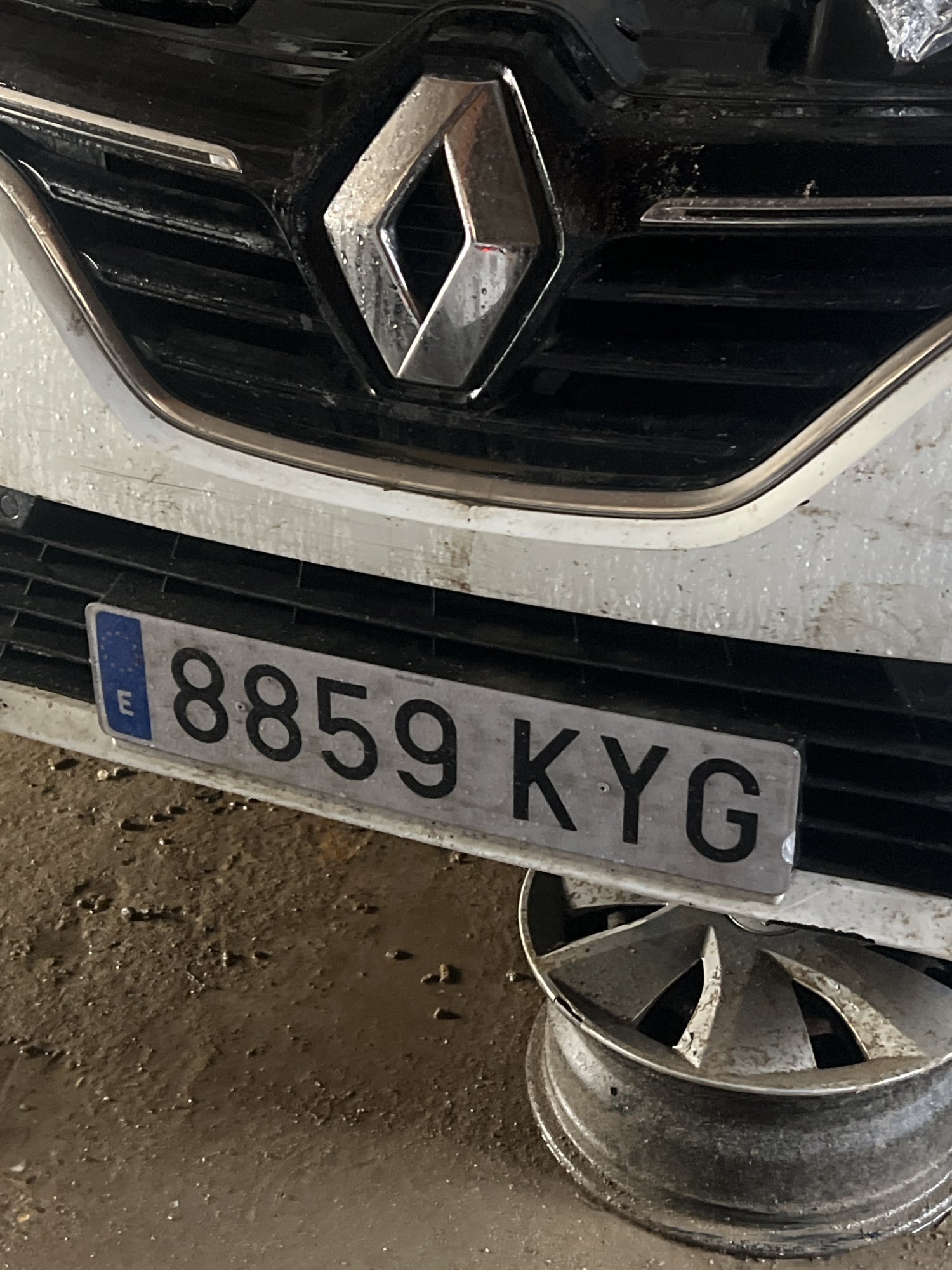 Numer rejestracyjny 8859KYG posiada RENAULT MEGANE