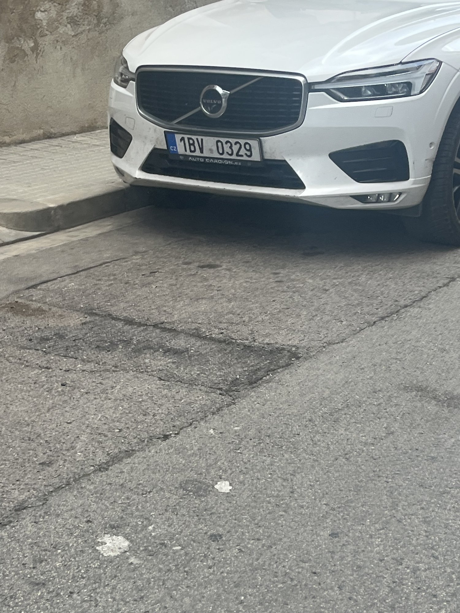 Numer rejestracyjny 1BV0329 posiada VOLVO XC60