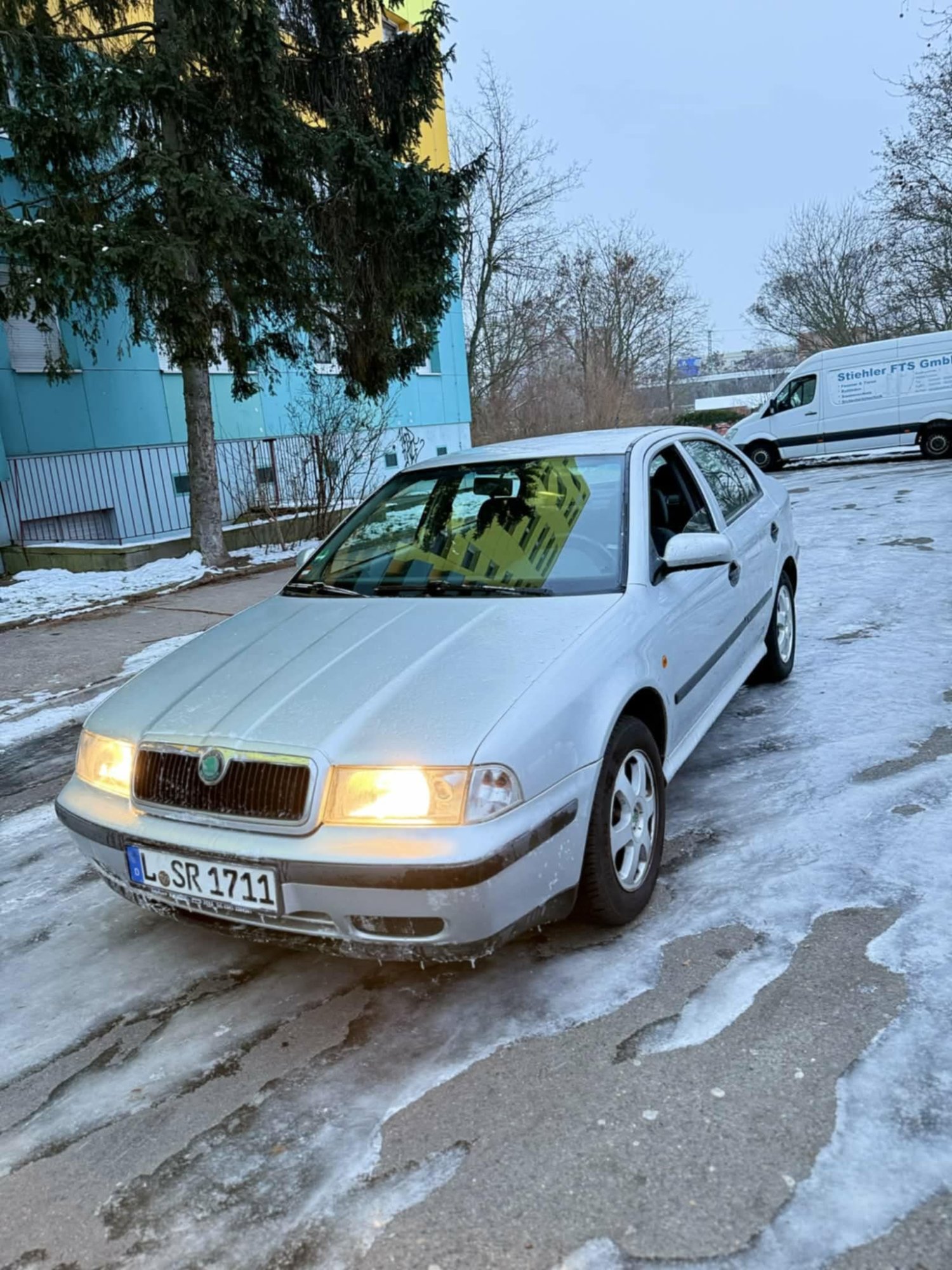Numer rejestracyjny LSR1711 posiada Skoda Octavia