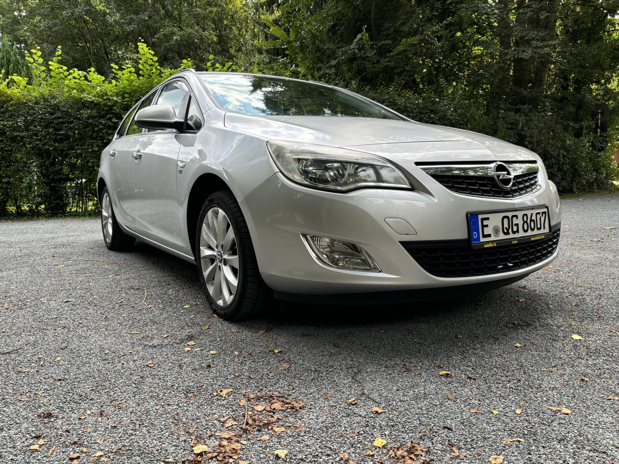 Numer rejestracyjny EQG8607 posiada Opel Astra 1.7 CDTI