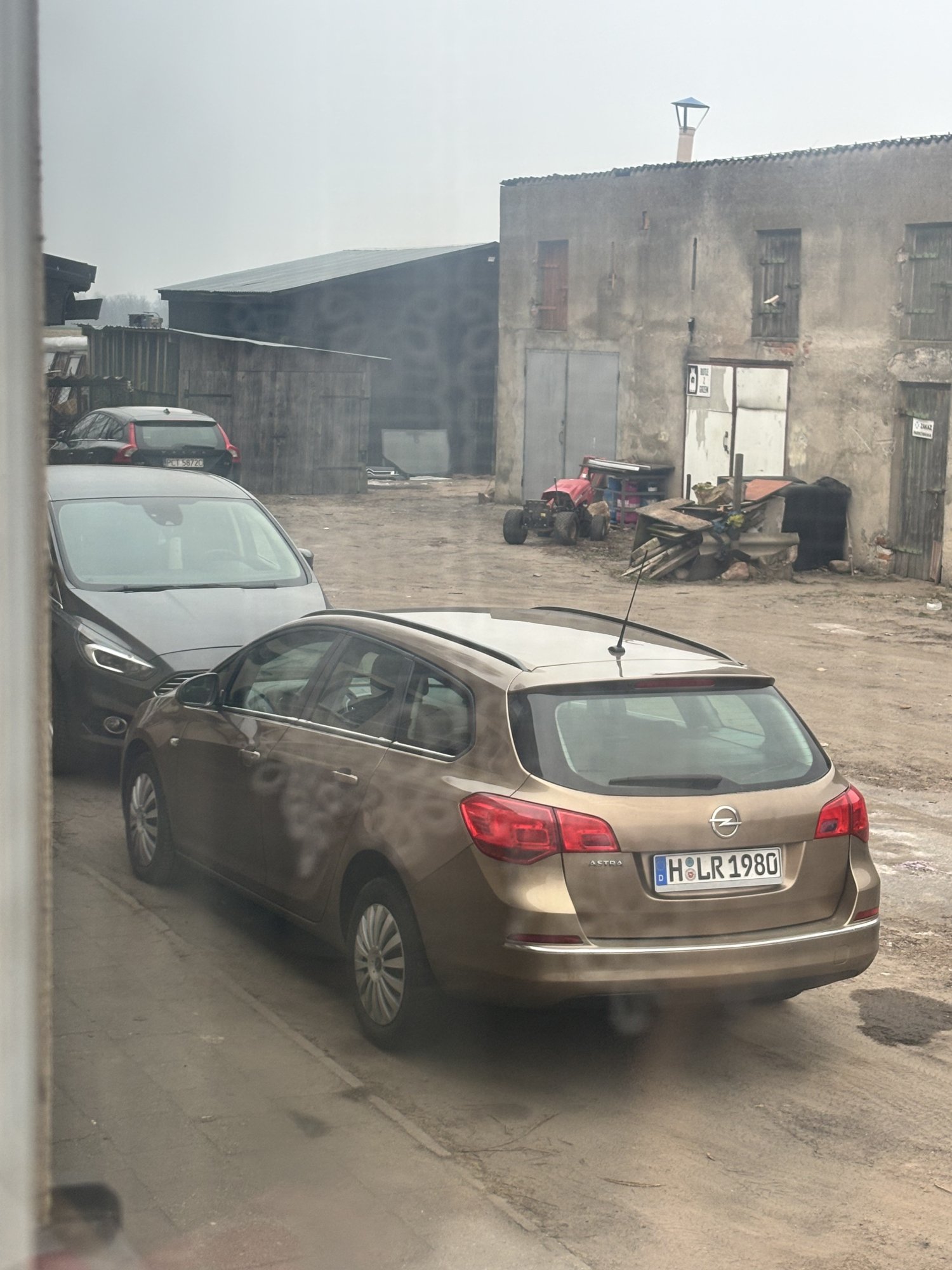 Numer rejestracyjny HLLR1980 posiada Opel Astra