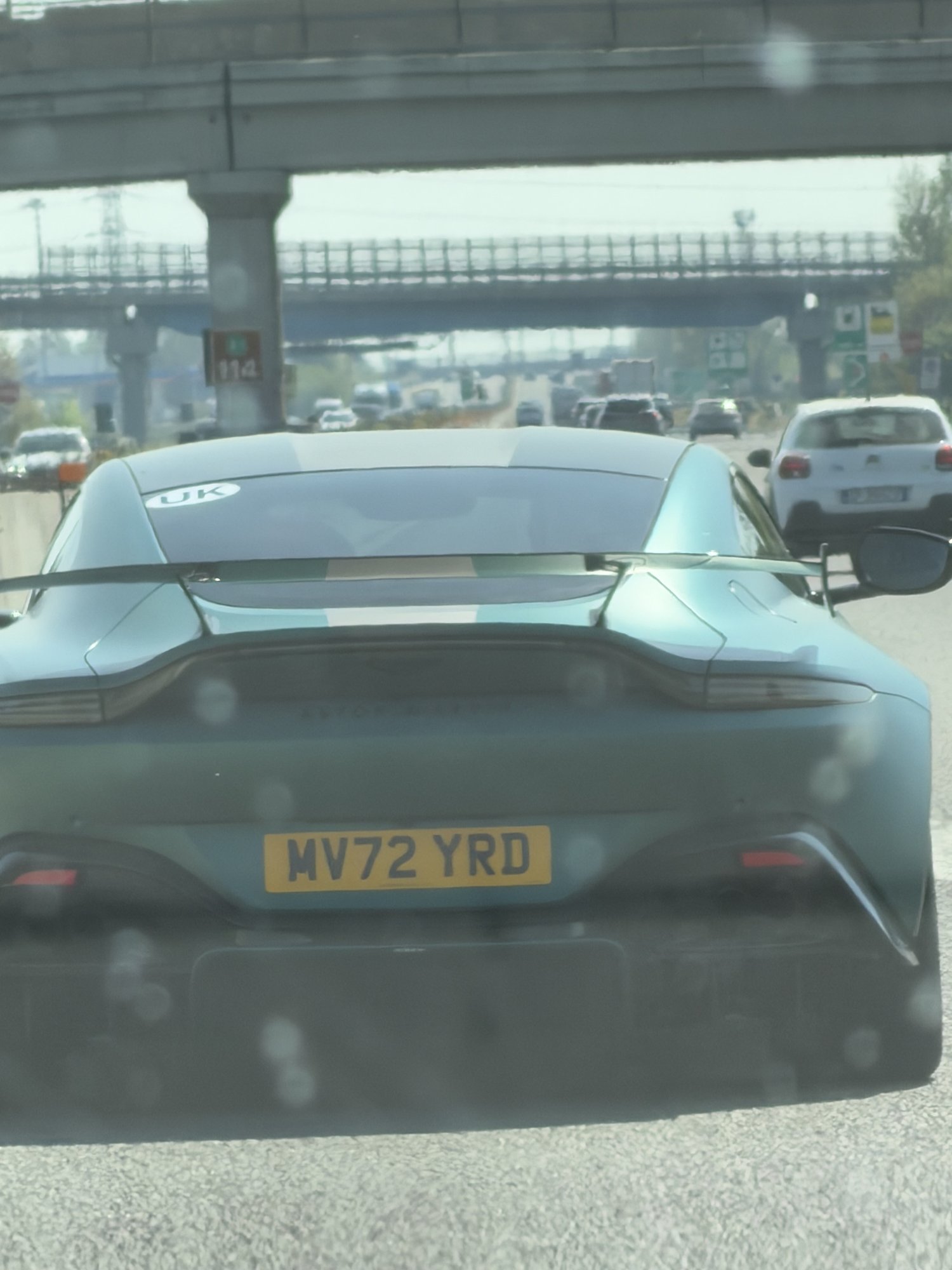 Numer rejestracyjny MV72YRD posiada Aston Martin 