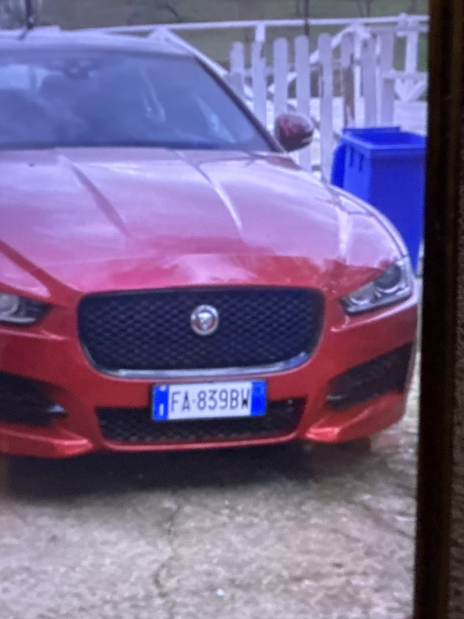 Numer rejestracyjny FA839BW posiada JAGUAR XE