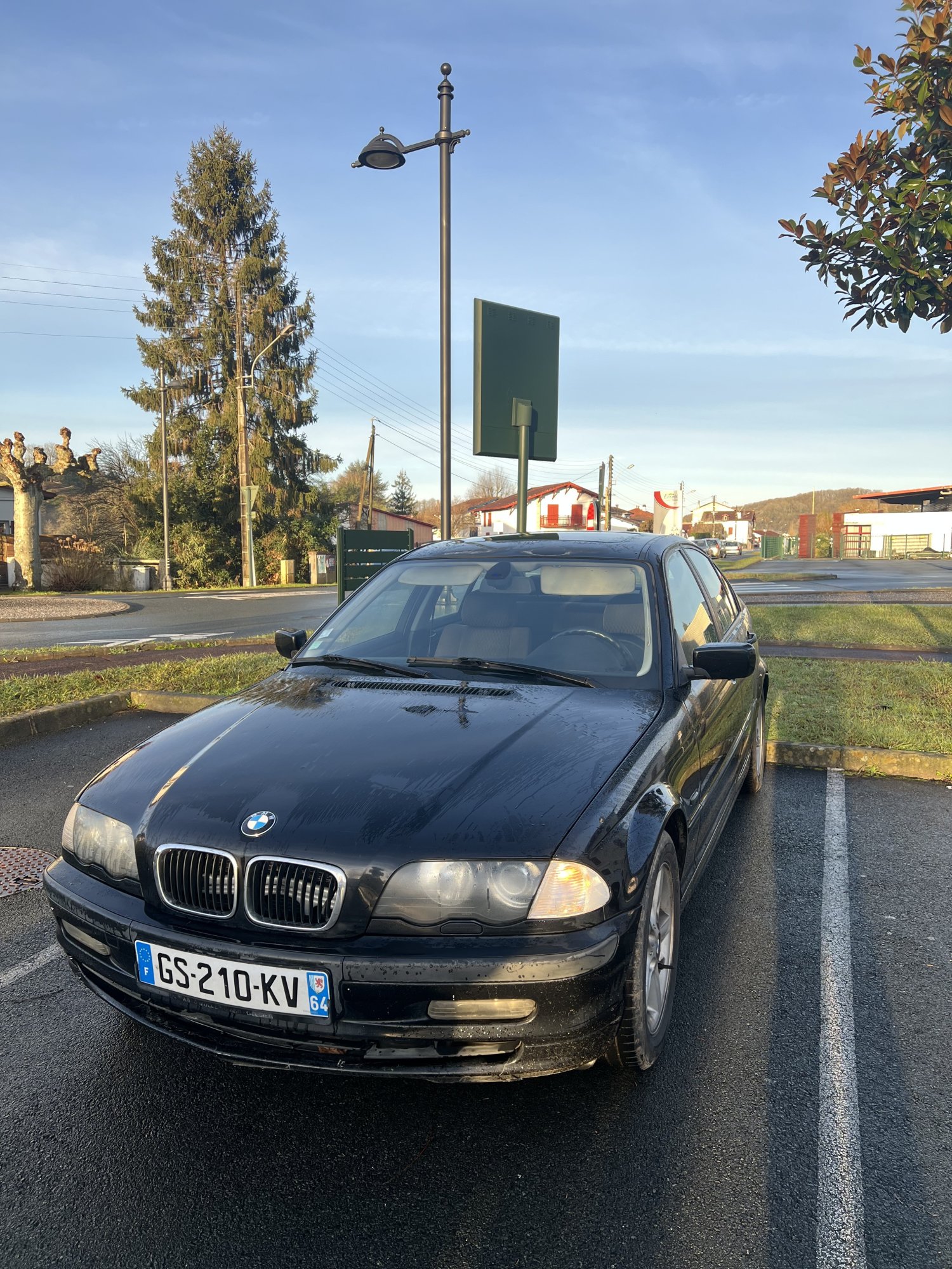 Numer rejestracyjny GS210KV posiada BMW 320