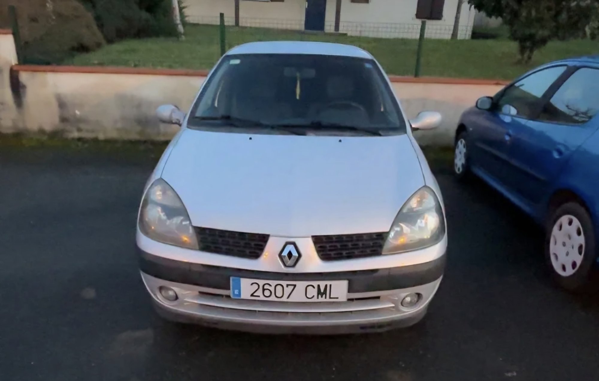 Numer rejestracyjny 2607CML posiada RENAULT CLIO