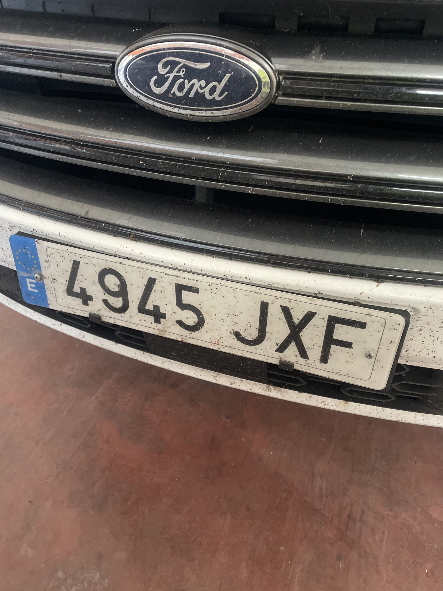 Numer rejestracyjny 4945JXF posiada FORD KUGA