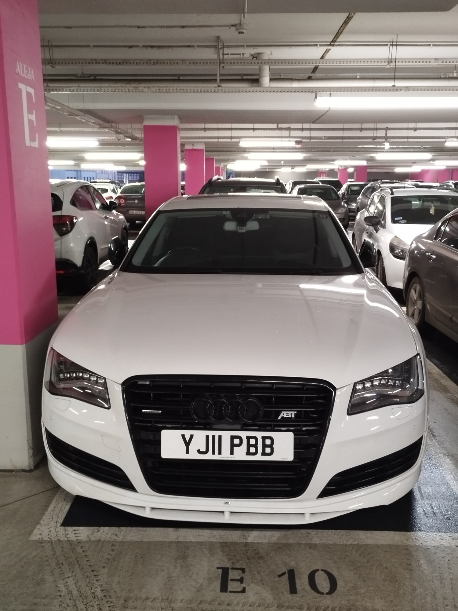 Numer rejestracyjny YJ11PBB posiada Audi 