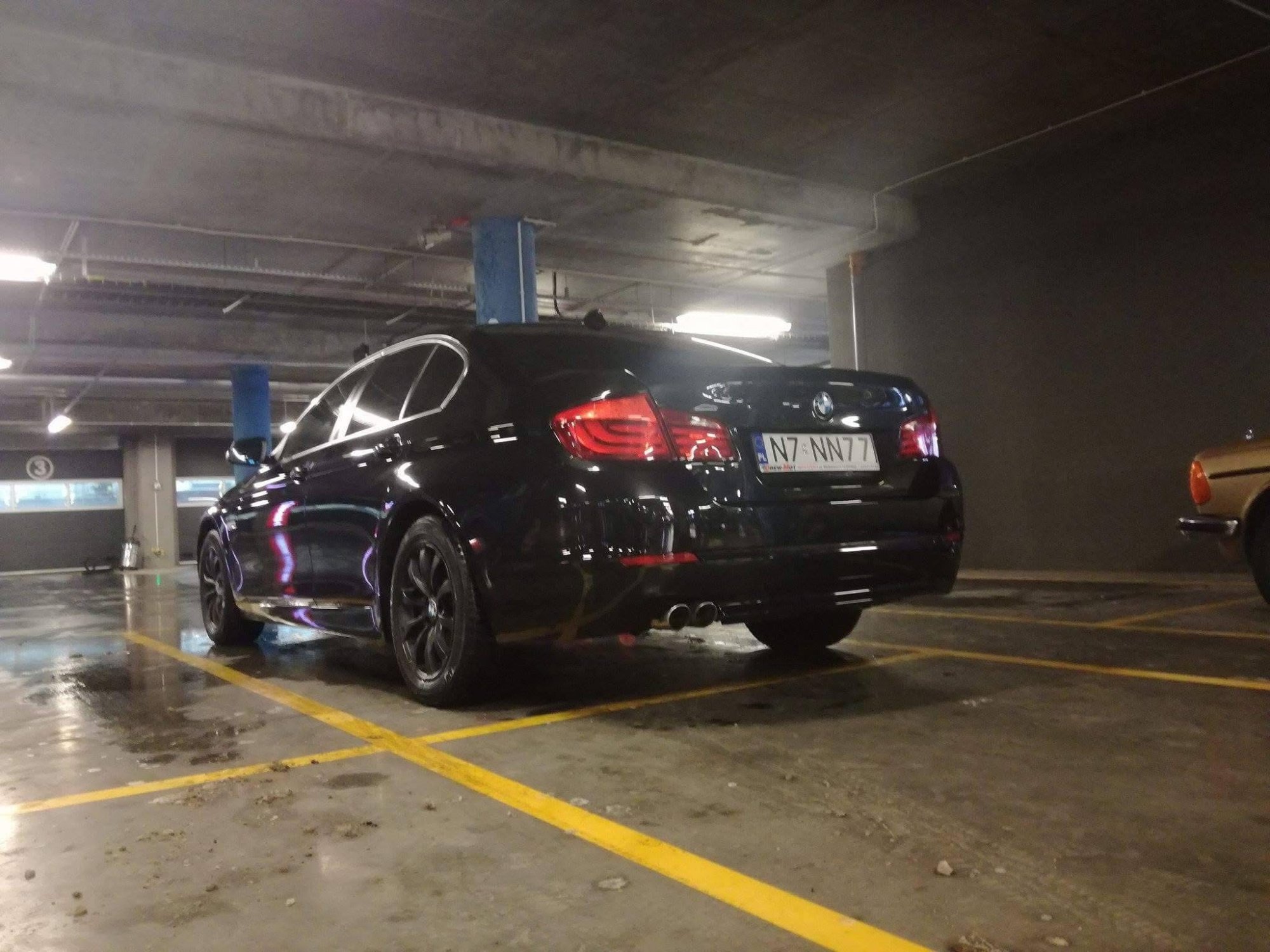 Numer rejestracyjny N7NN77 posiada BMW 520