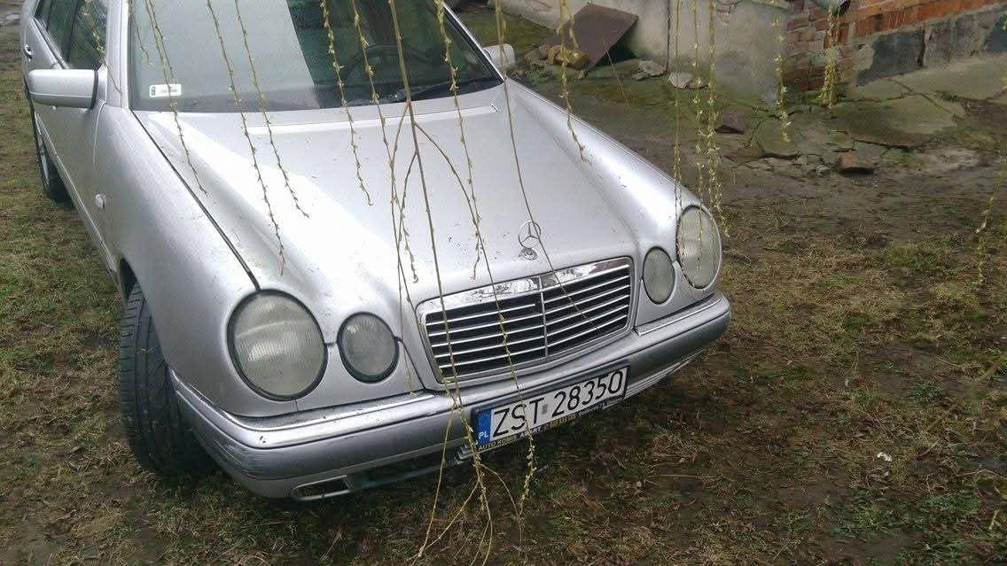 Numer rejestracyjny ZST 28350 posiada MERCEDES-BENZ E 300 D - ZST28350