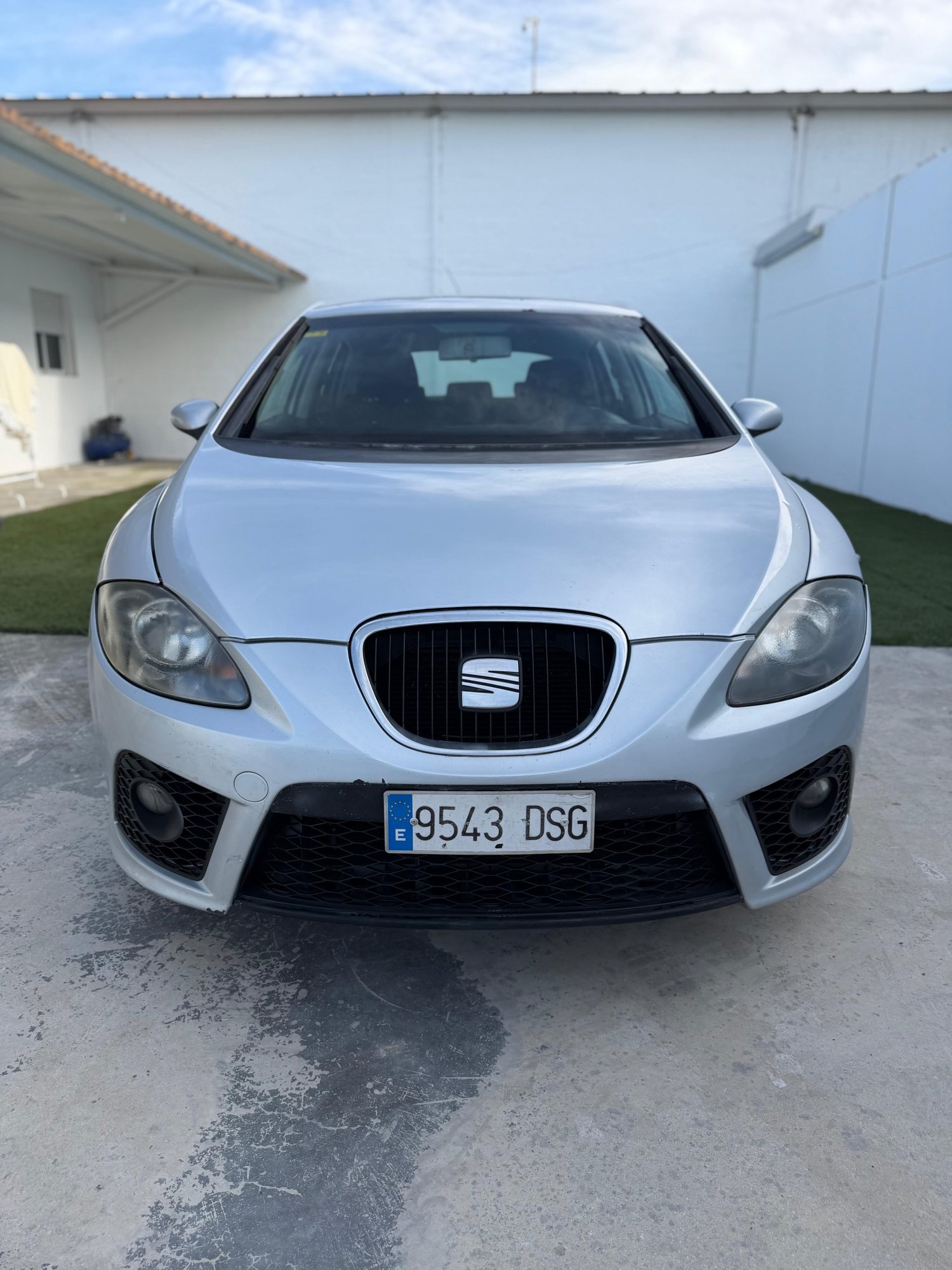Numer rejestracyjny 9543DSG posiada SEAT LEON