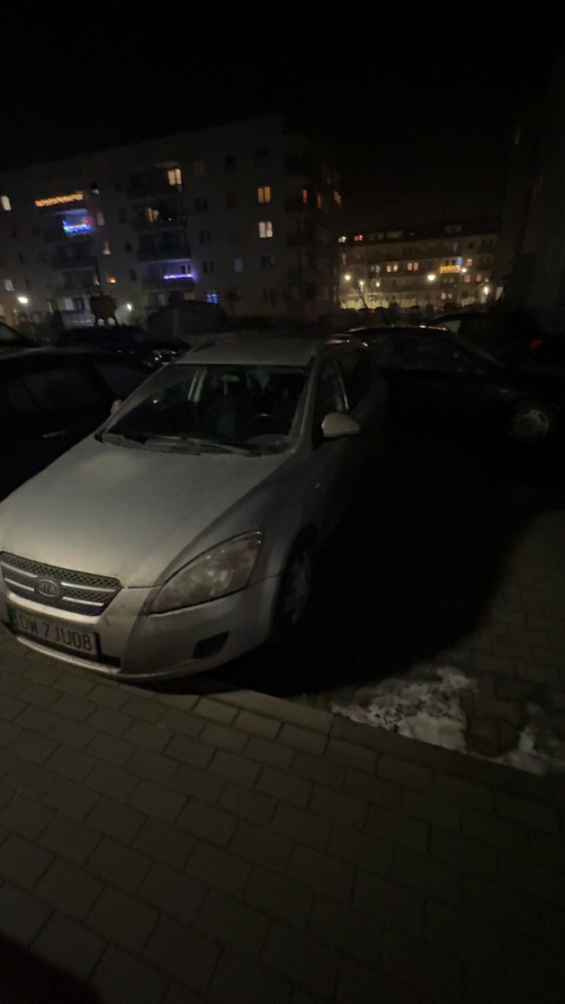 Numer rejestracyjny DW 7JU08 posiada KIA CEE D - DW7JU08