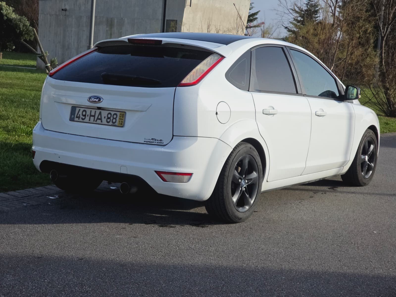 Numer rejestracyjny 49HA88 posiada Ford Focus