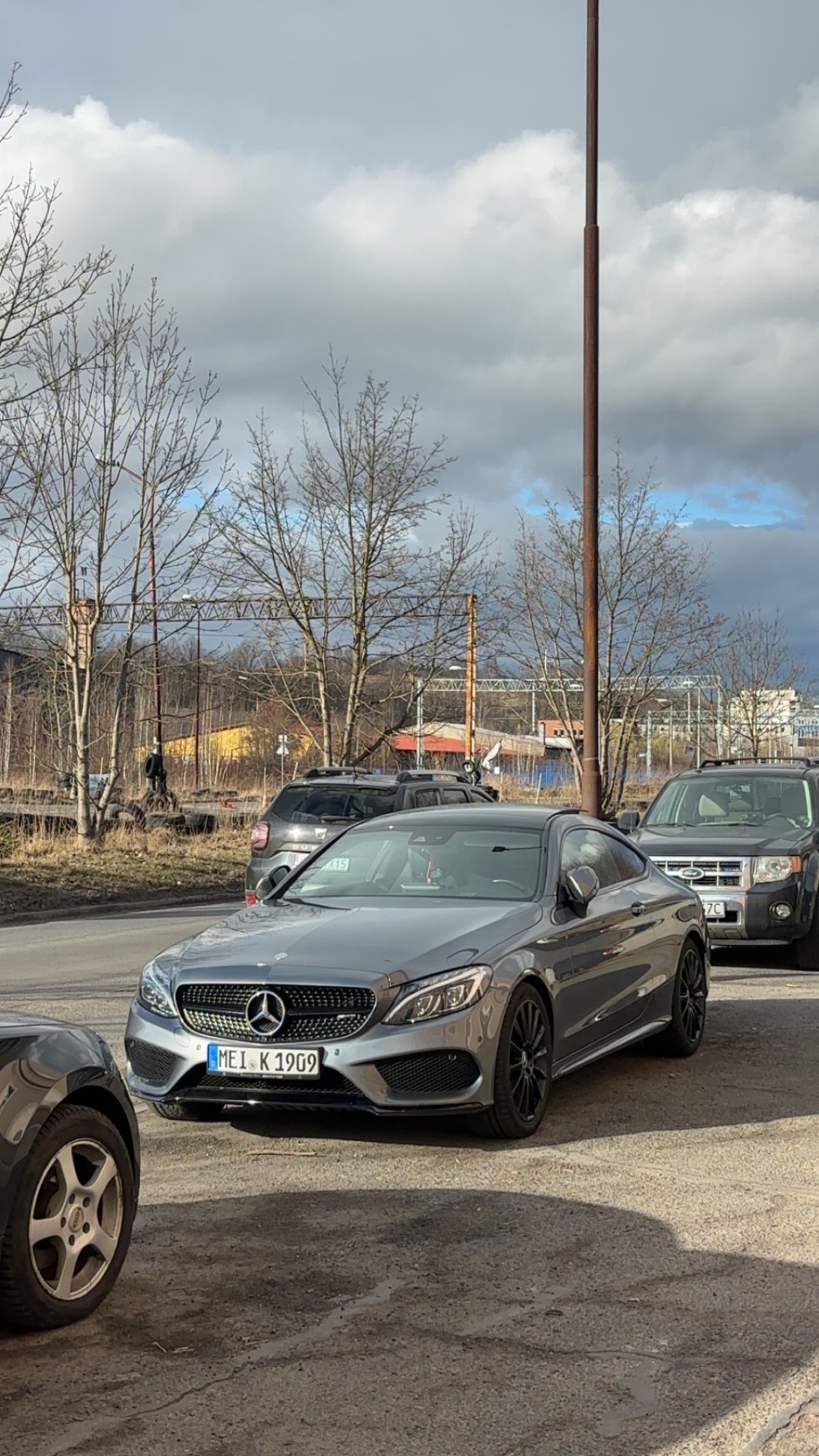 Numer rejestracyjny MELK1909 posiada Mercedes 