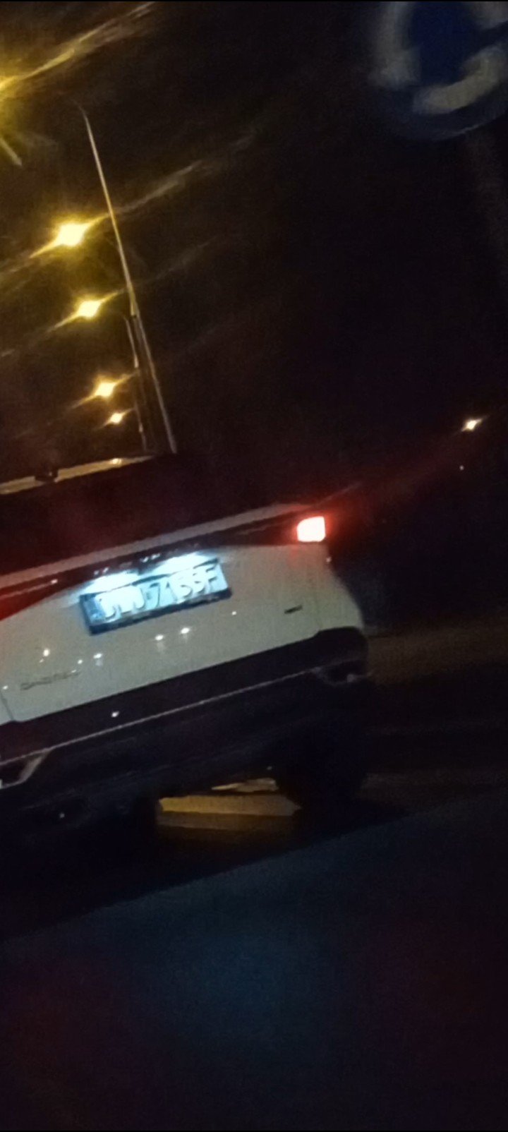 Numer rejestracyjny HNJ745F posiada Land Rover Discovery