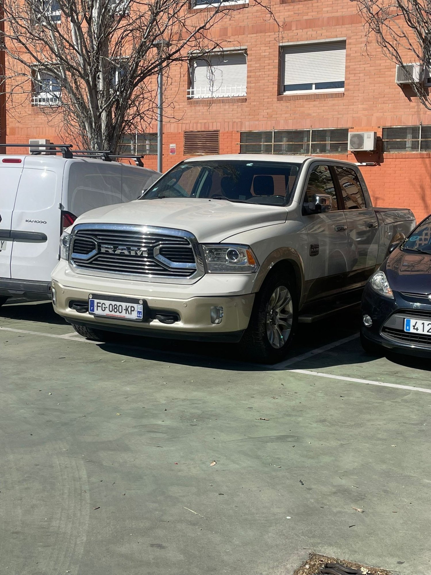 Numer rejestracyjny FG080KP posiada DODGE CALIBER