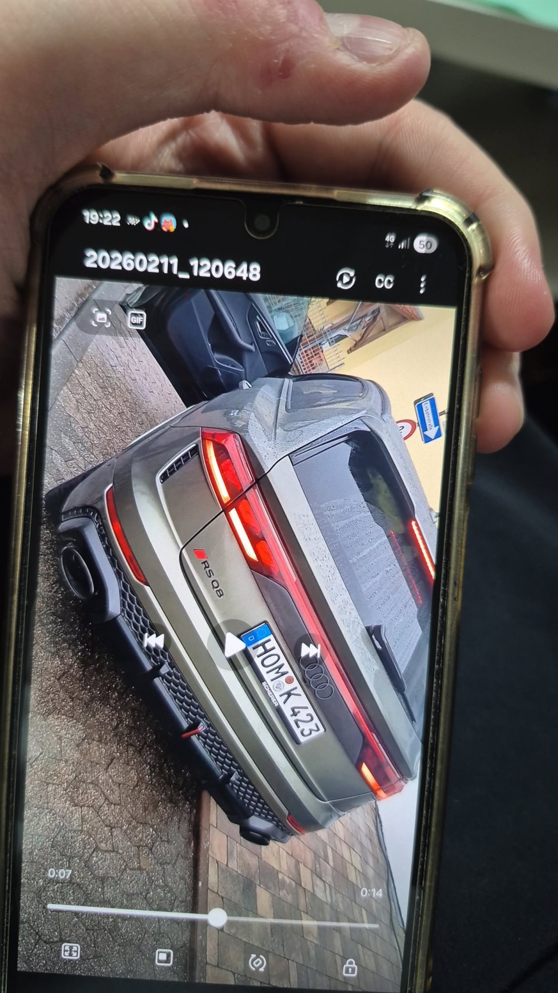 Numer rejestracyjny HOMK423 posiada Audi Q8 RS