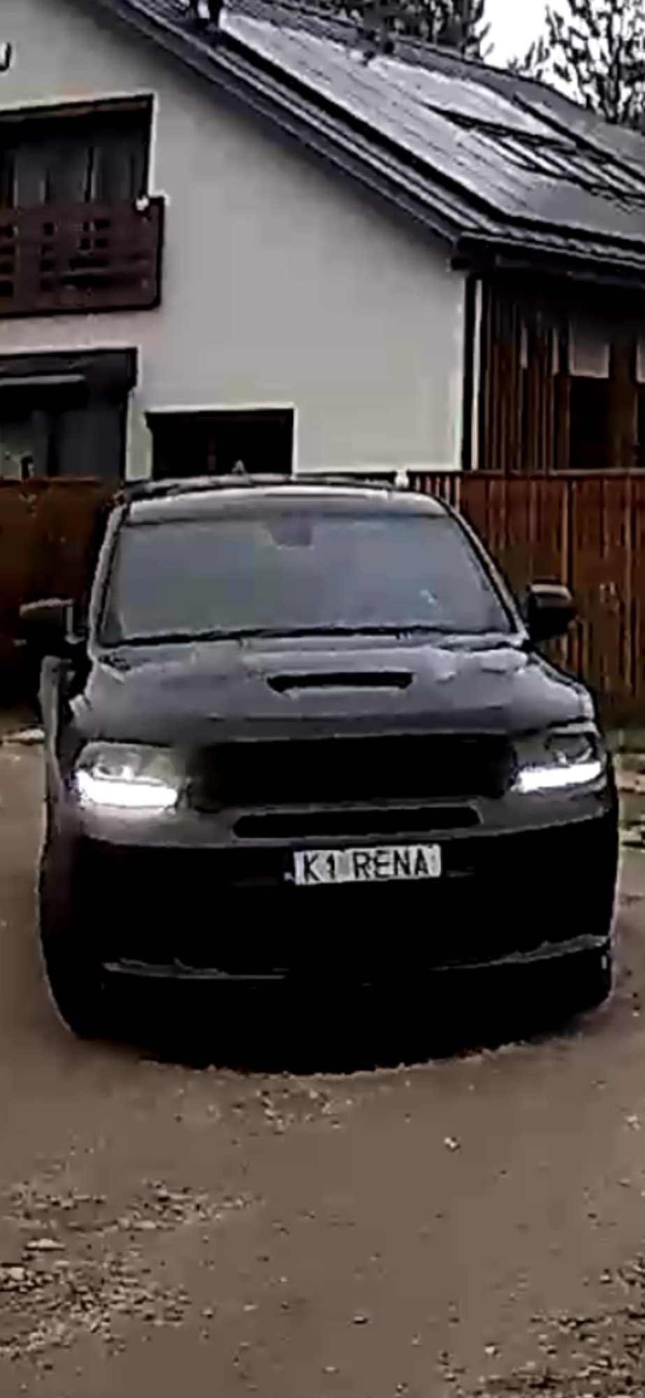 Numer rejestracyjny K1RENA posiada  