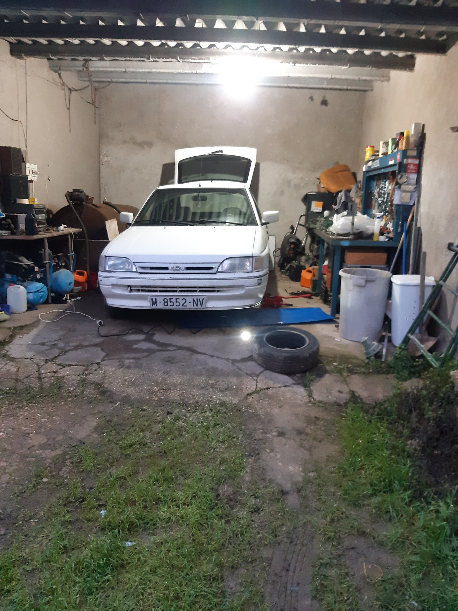 Numer rejestracyjny M8552NV posiada FORD ESCORT