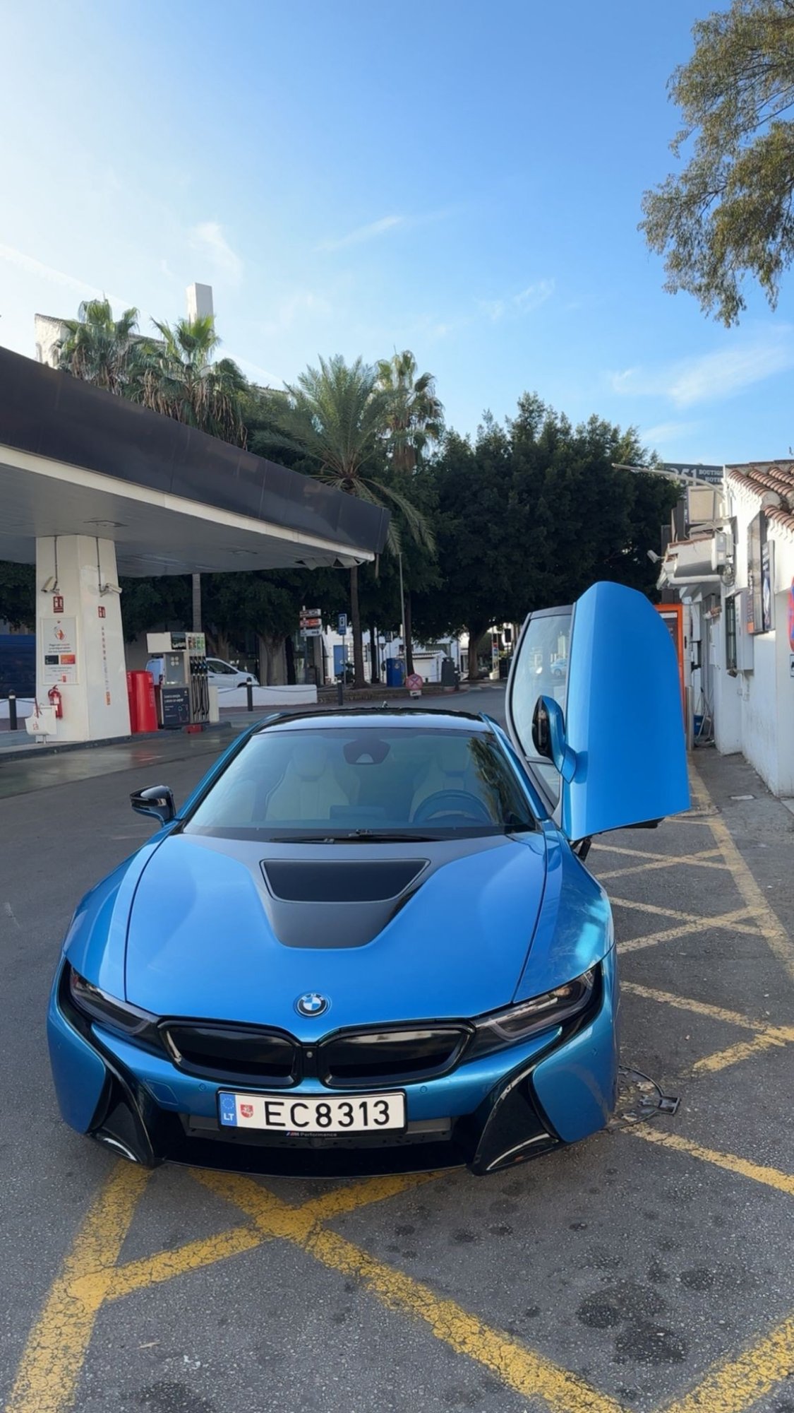 Numer rejestracyjny EC8313 posiada BMW i8