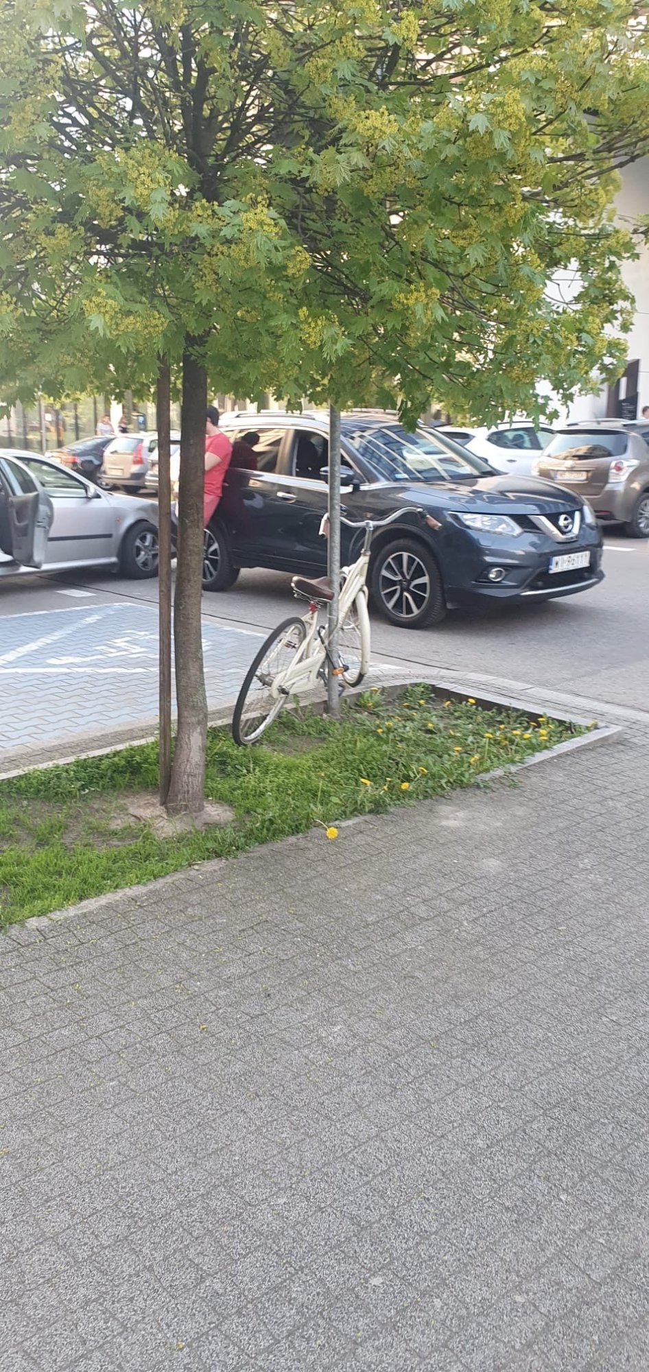 Numer rejestracyjny ML044GT posiada Nissan 