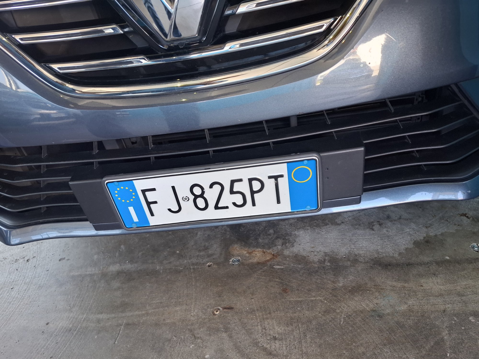 Numer rejestracyjny FJ825PT posiada RENAULT MEGANE